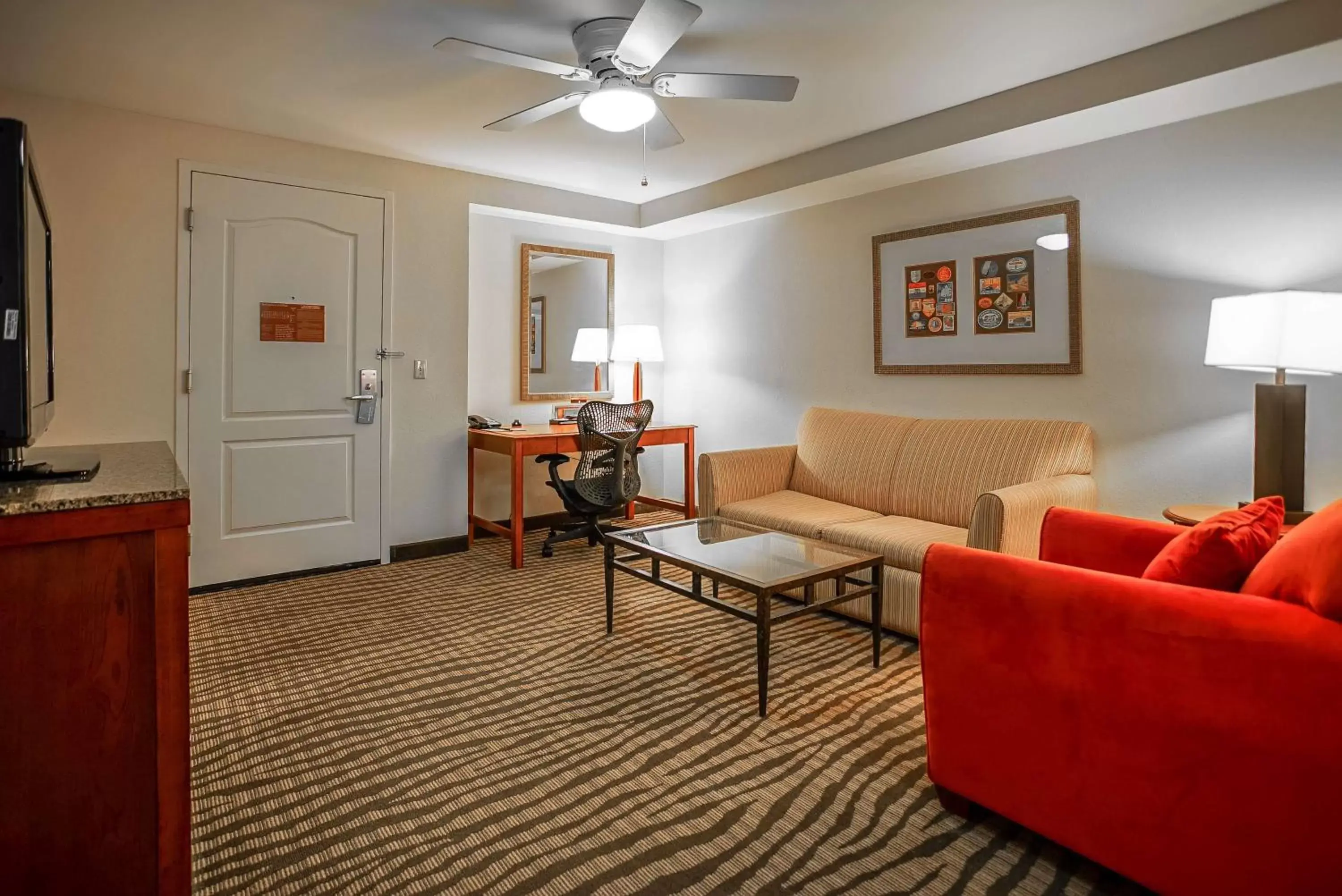 Bed, Seating Area in Hilton Garden Inn Kankakee