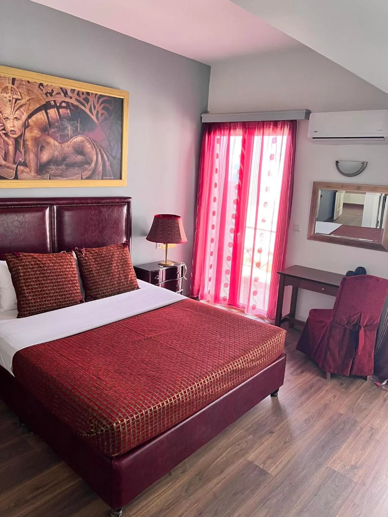 Bed in Queens Leriotis Hotel