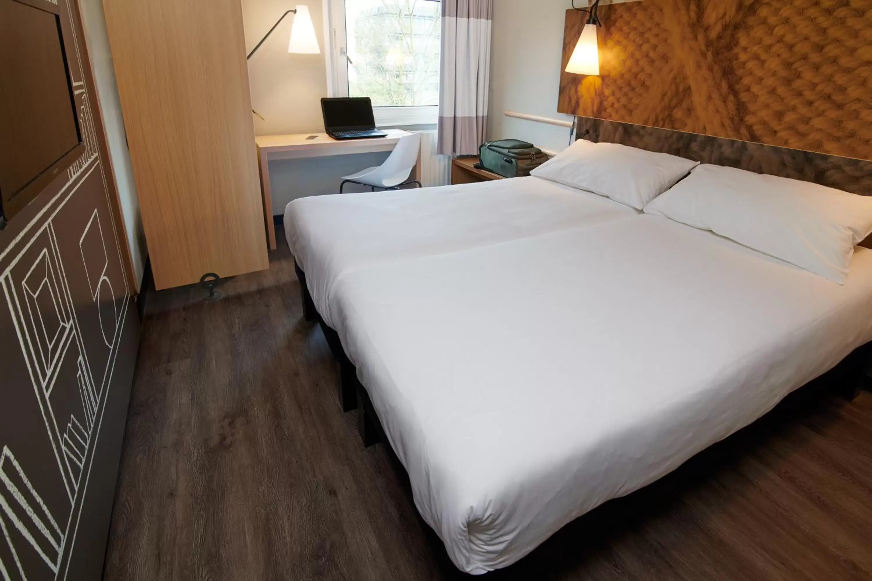 Photo of the whole room, Bed in ibis Tilburg