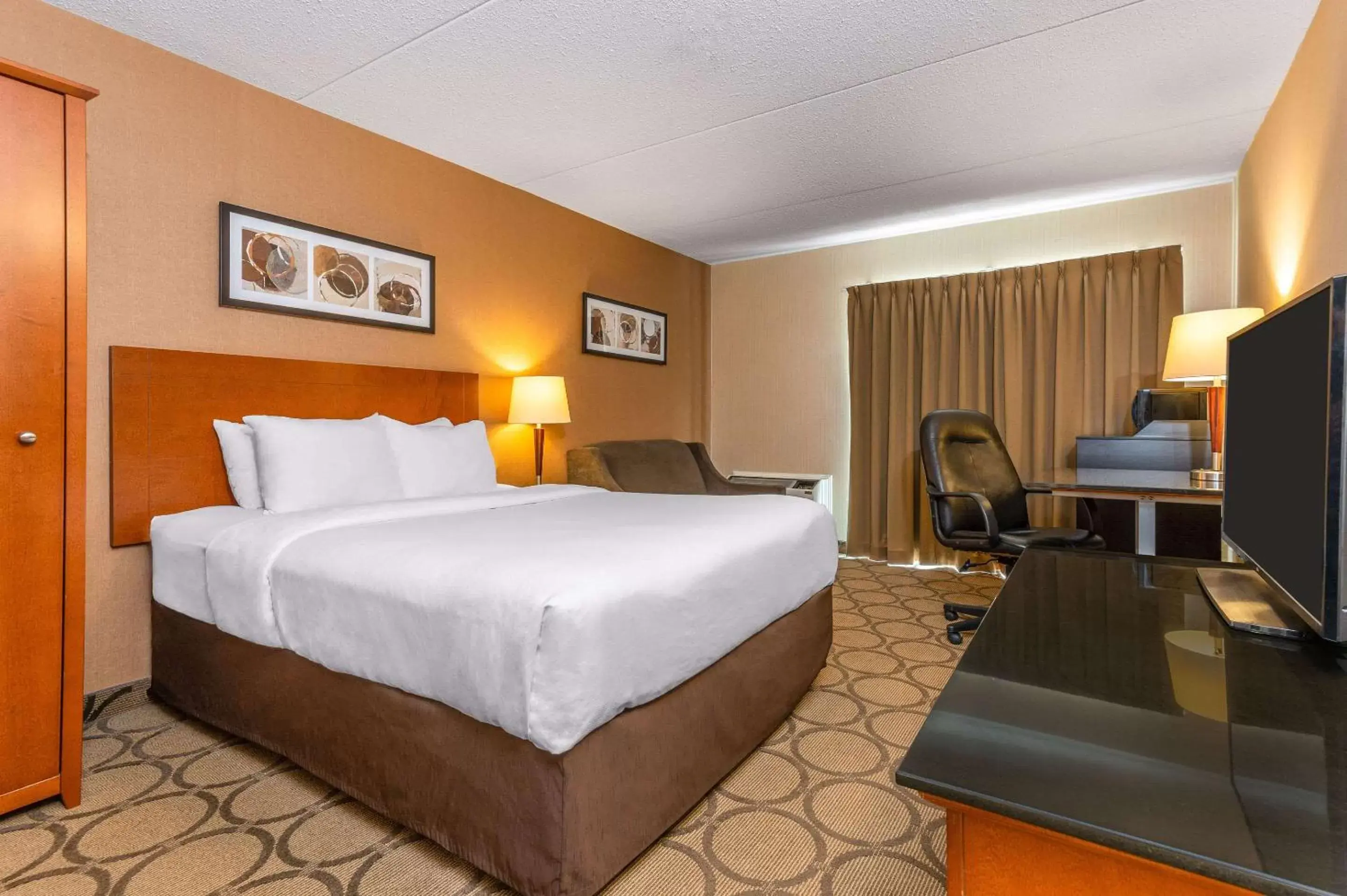 Photo of the whole room, Bed in Comfort Inn