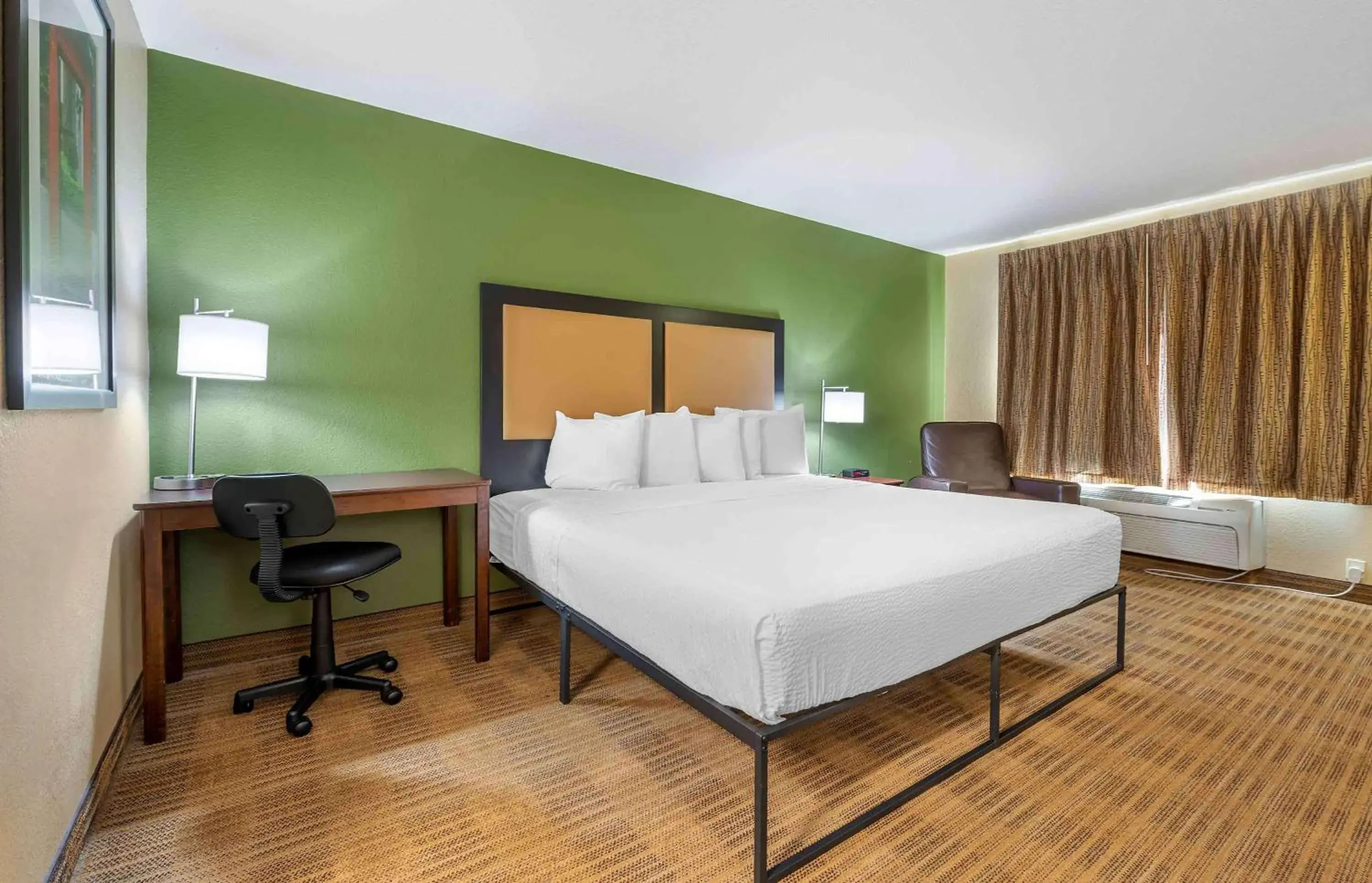 Bedroom, Bed in Extended Stay America Suites - Indianapolis - Airport