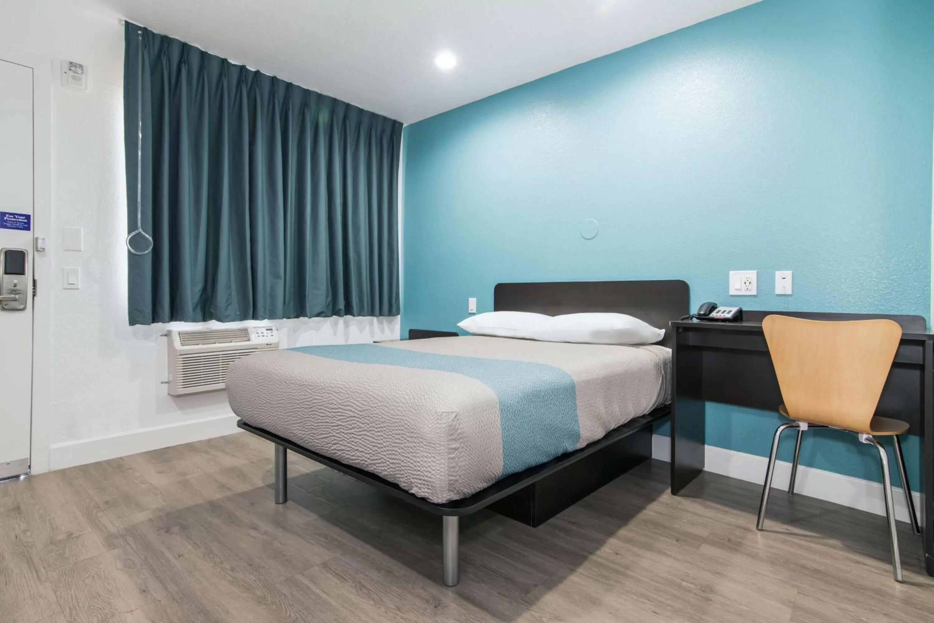 Seating area, Bed in Motel 6-Moreno Valley, CA - Perris