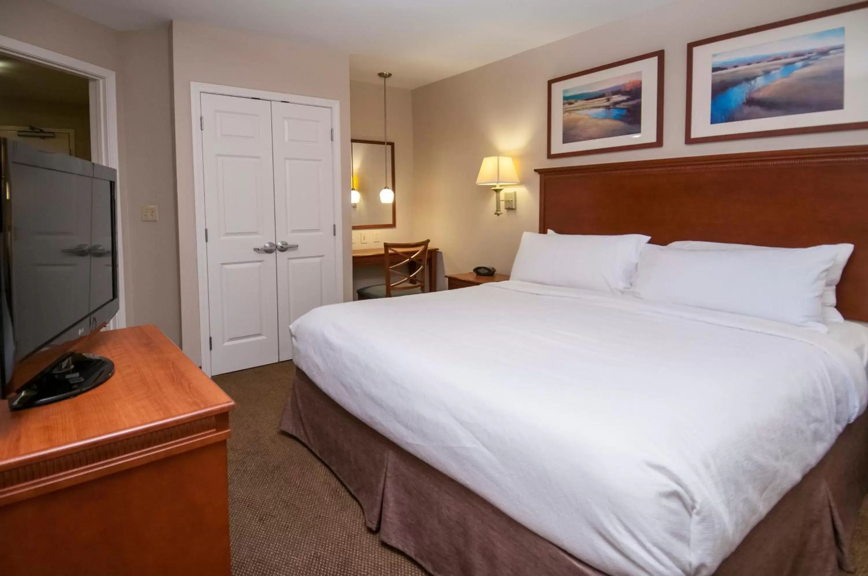 Photo of the whole room, Bed in Candlewood Suites Flowood, MS, an IHG Hotel