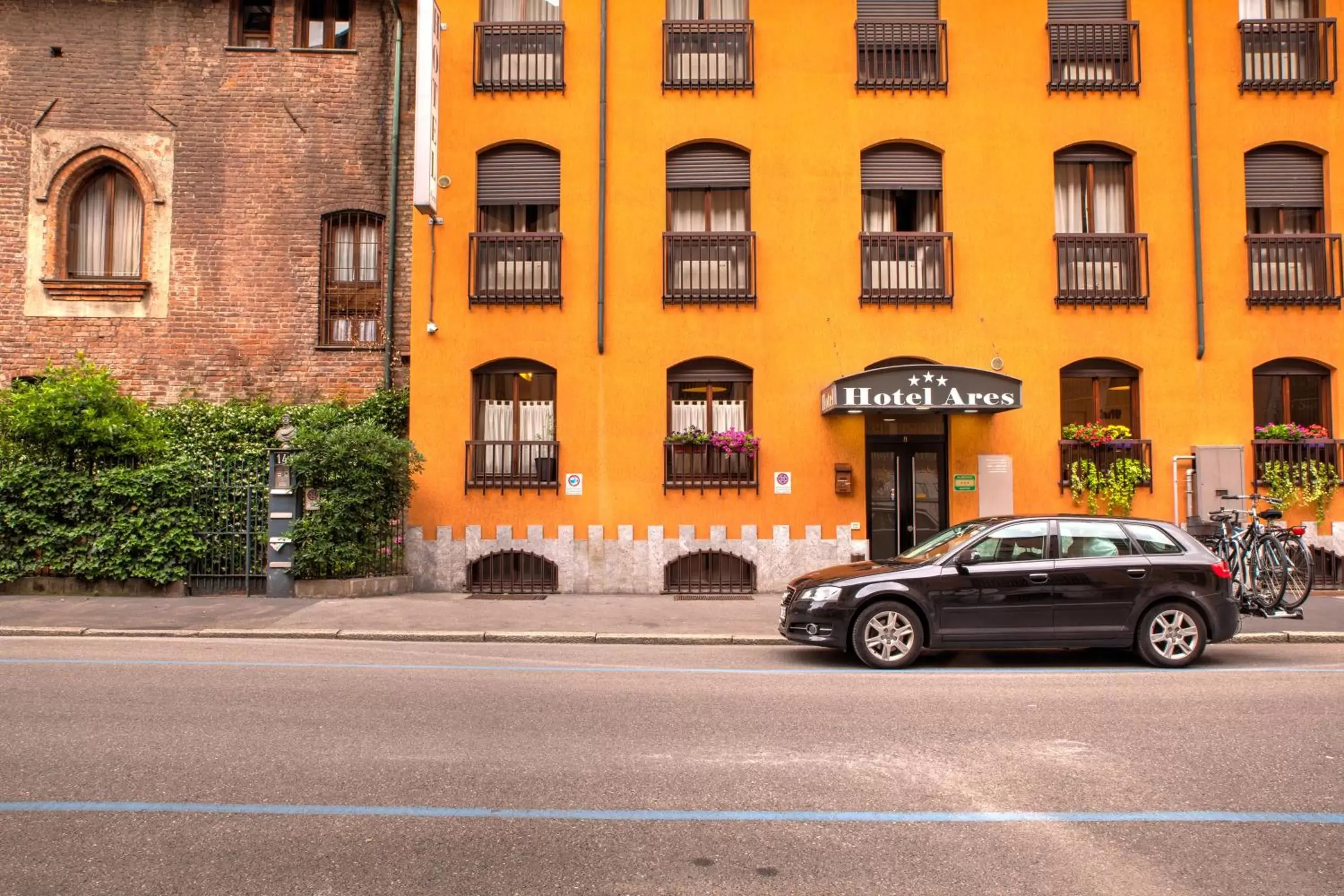 Property building, Facade/Entrance in Hotel Ares Milano