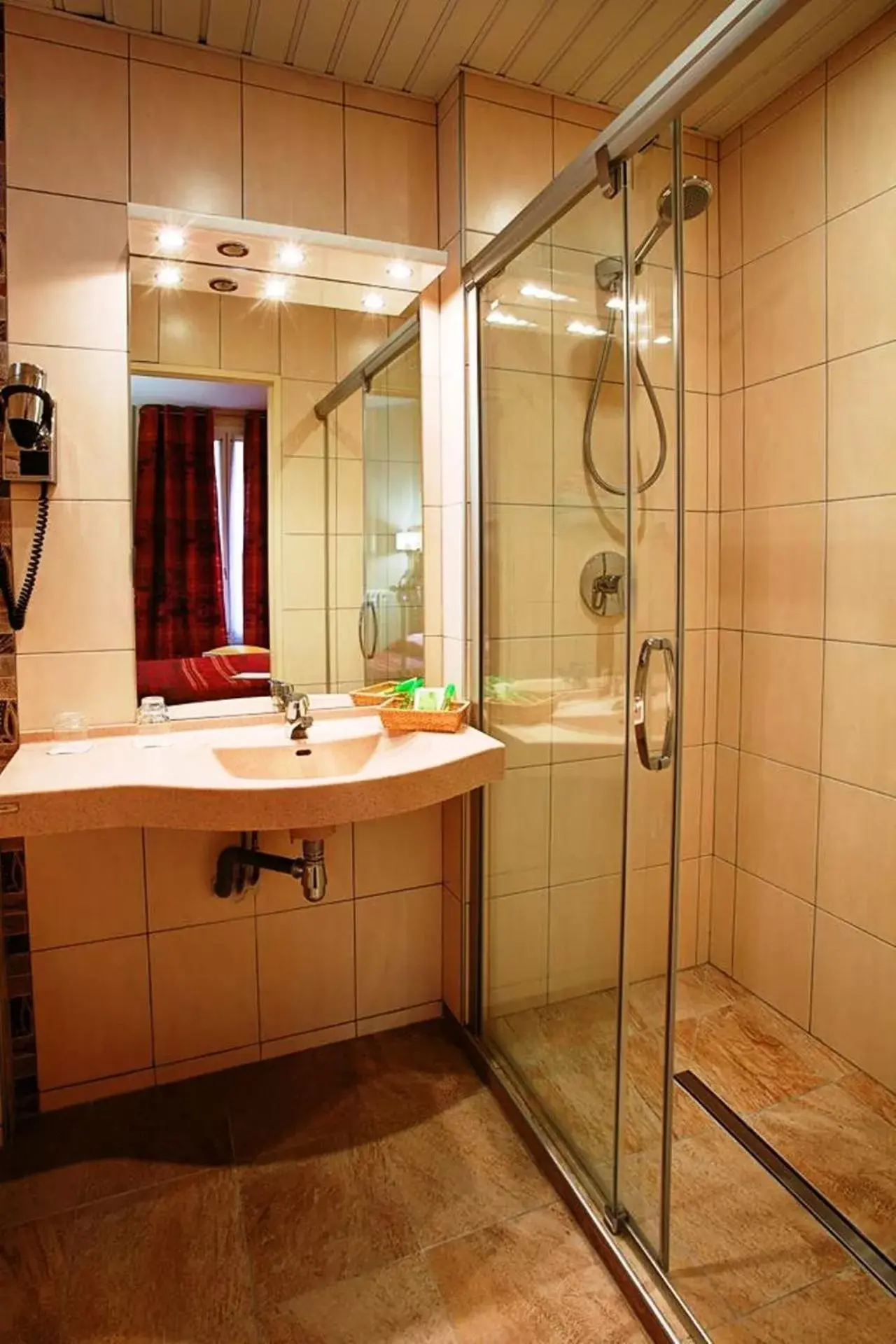 Shower, Bathroom in Hotel Terminus Montparnasse
