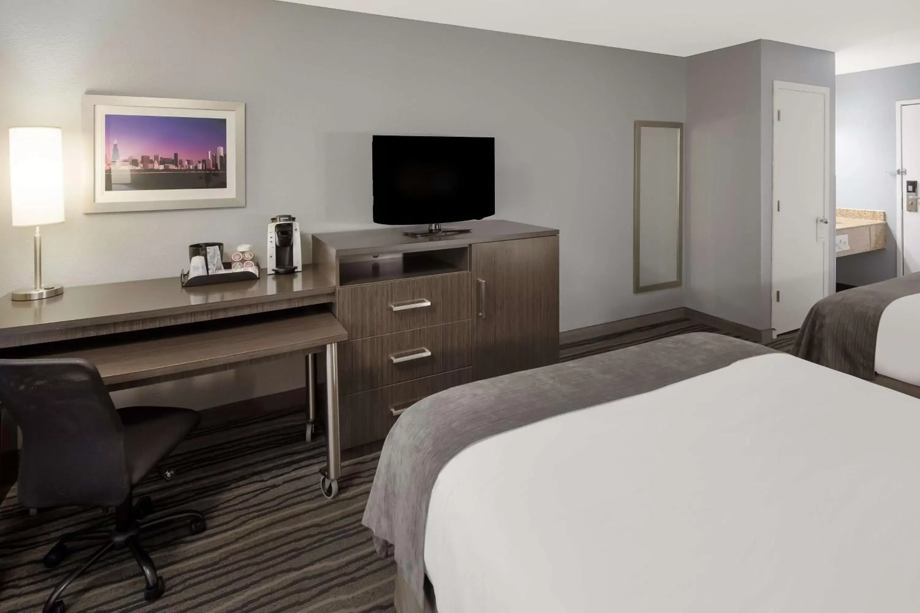 Bedroom, TV/Entertainment Center in Best Western Riverside Inn