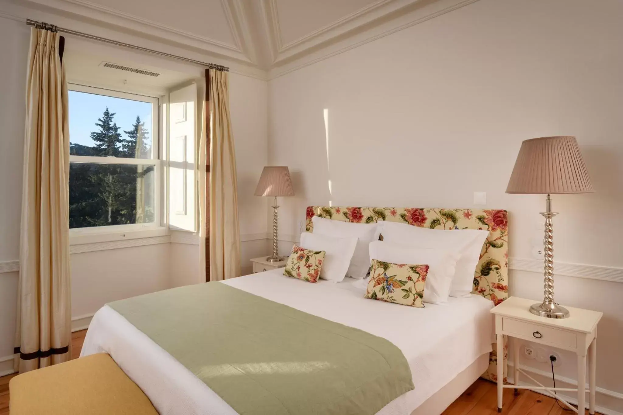 Bed in Hotel Casa Palmela - Small Luxury Hotels of The World, Hotel & Villas