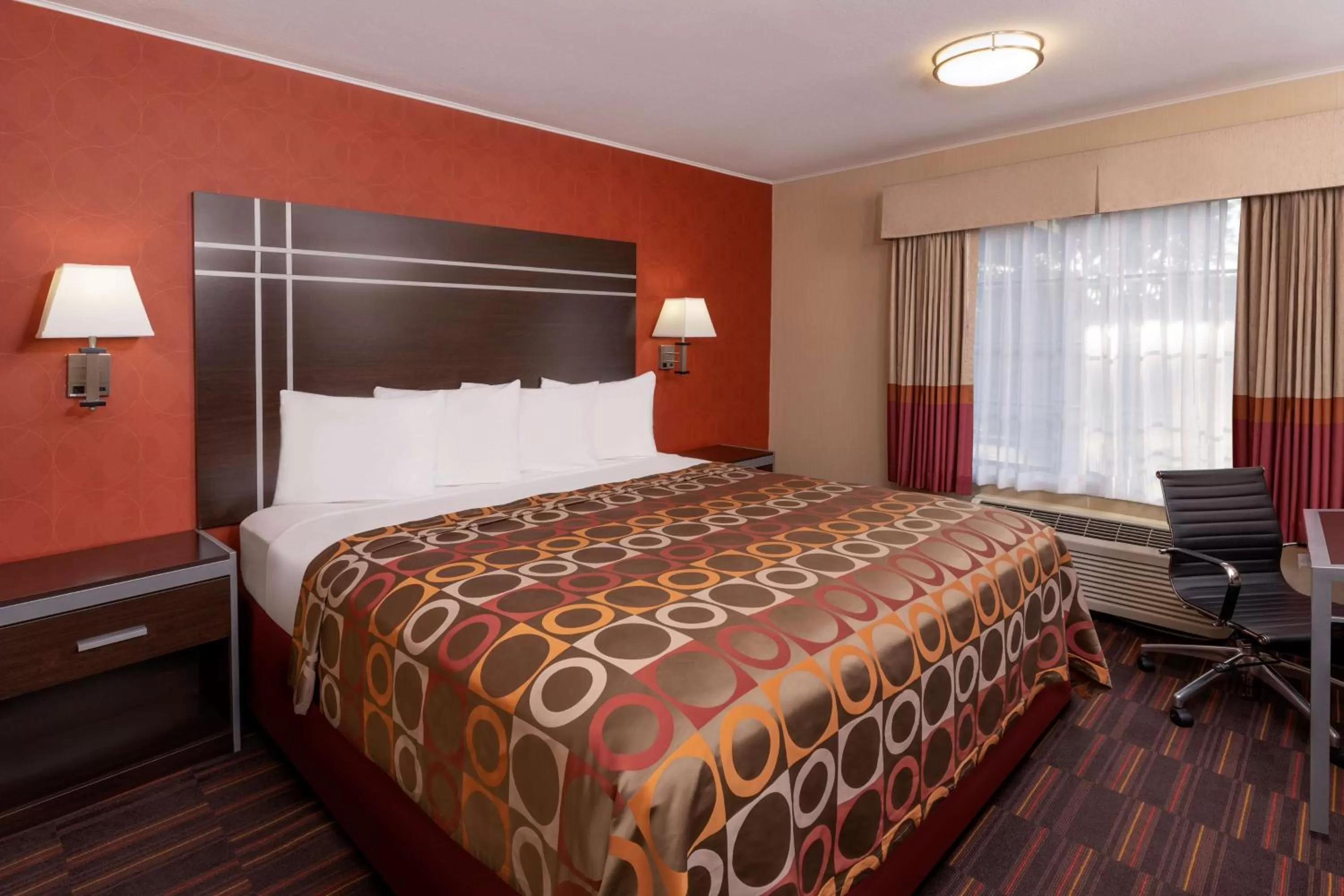 King Room with Roll in Shower in Best Western Plus Raffles Inn & Suites
