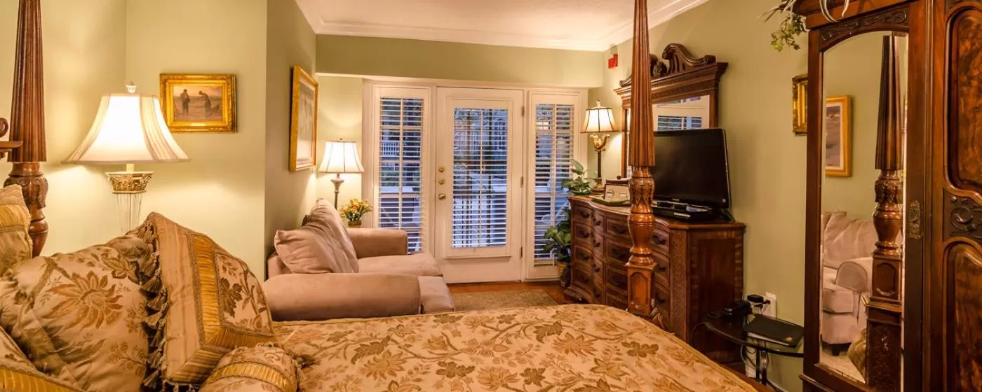 Bed in Casablanca Inn on the Bay