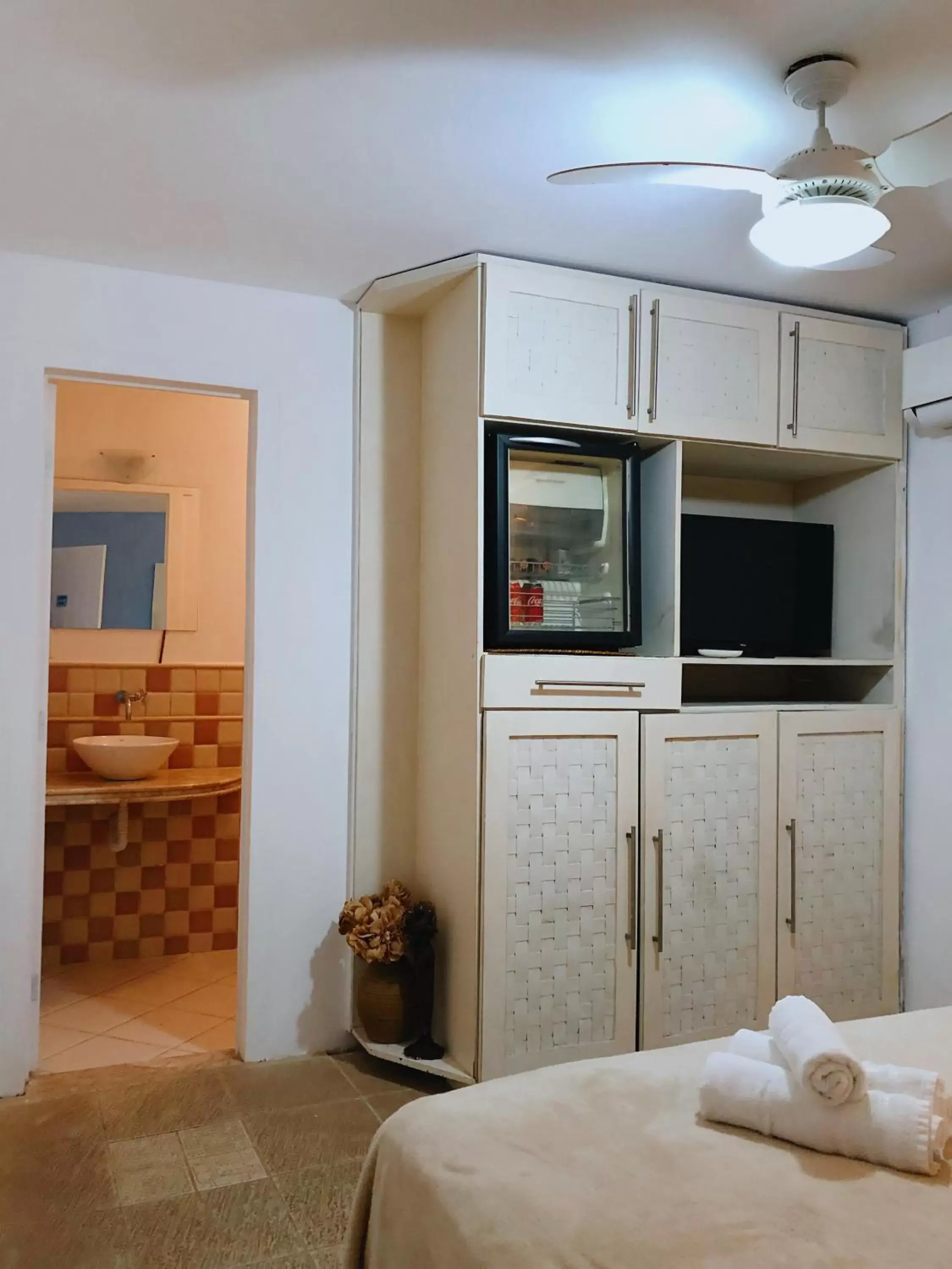 Bedroom, TV/Entertainment Center in Porto Mar de Búzios