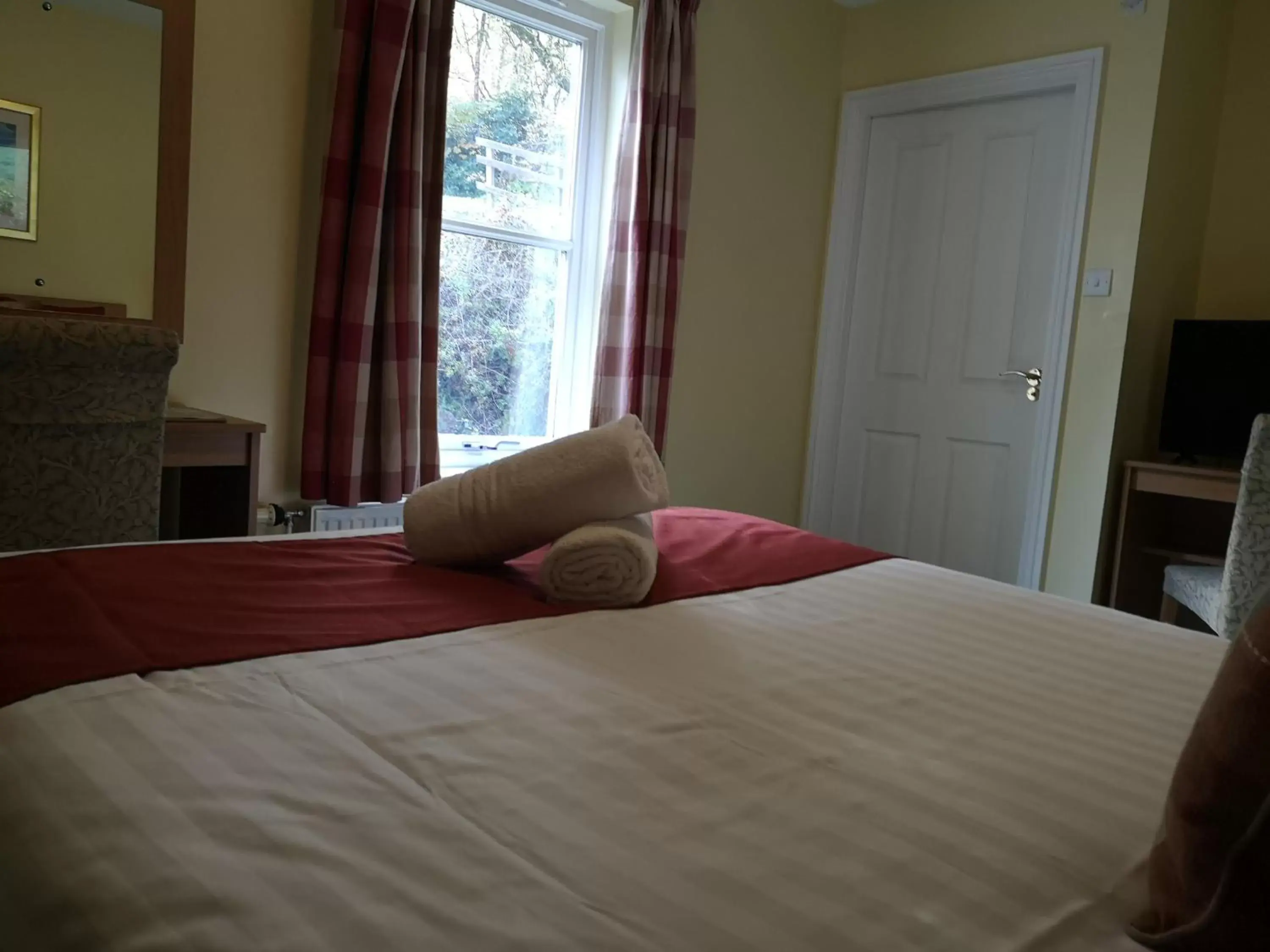Photo of the whole room, Bed in Bridge of Cally Hotel