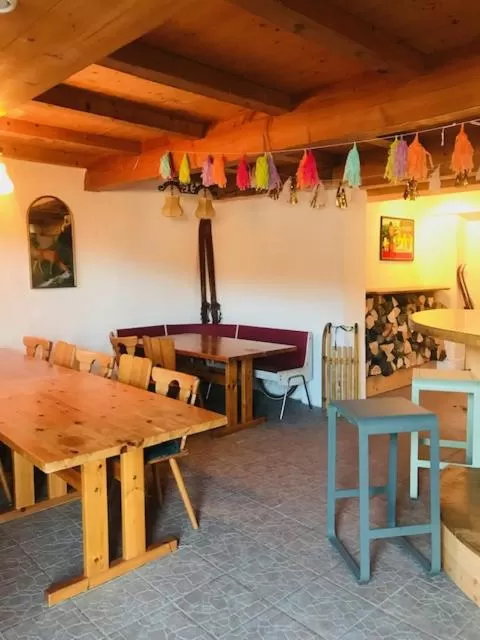 Restaurant/places to eat in Sporthostel Rössle