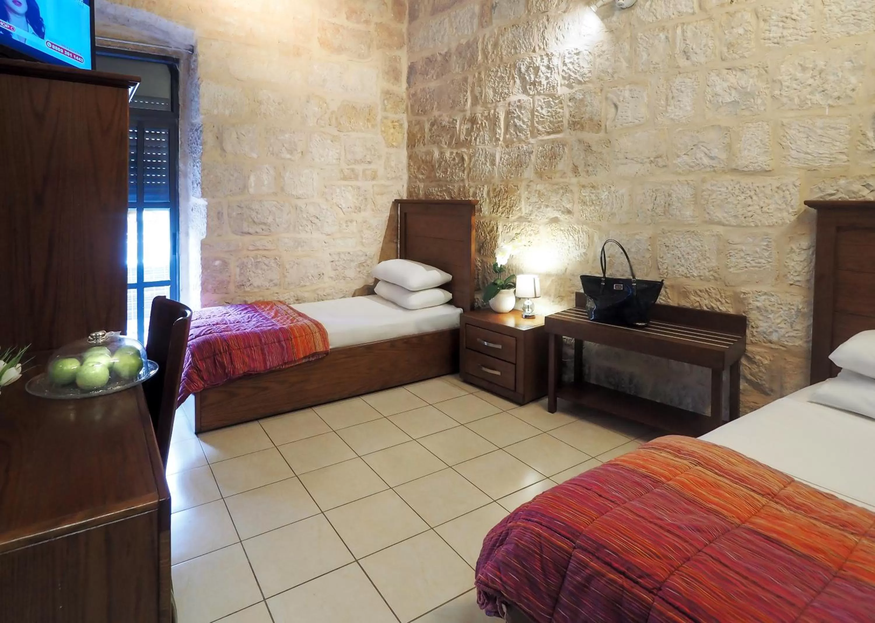 Photo of the whole room, Bed in New Imperial Hotel