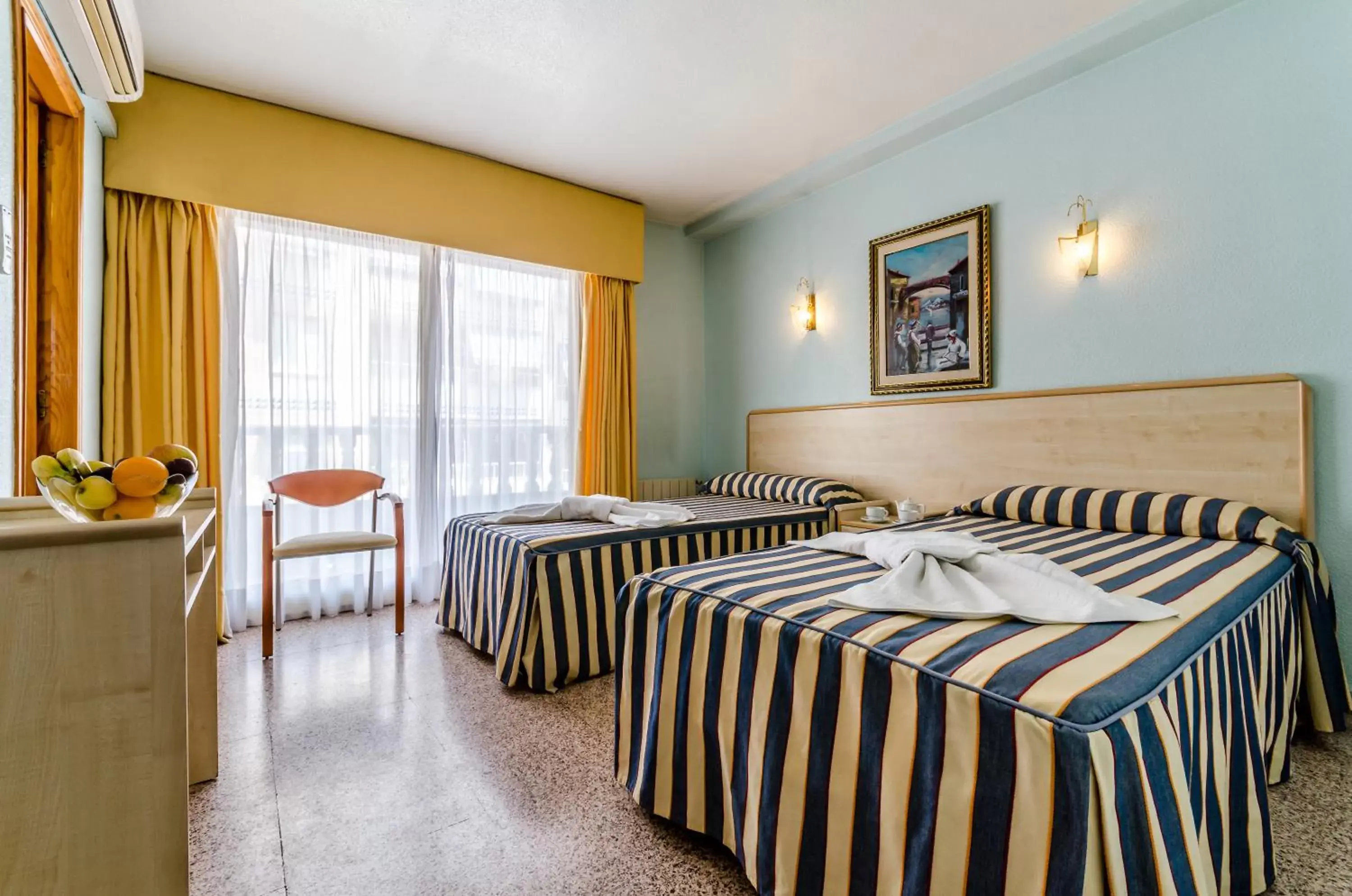 Day, Bed in Hotel Mediterráneo