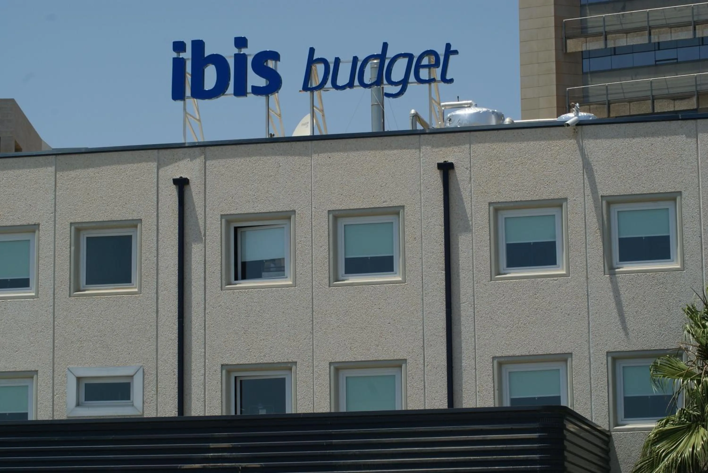 Facade/entrance in Ibis Budget Alicante