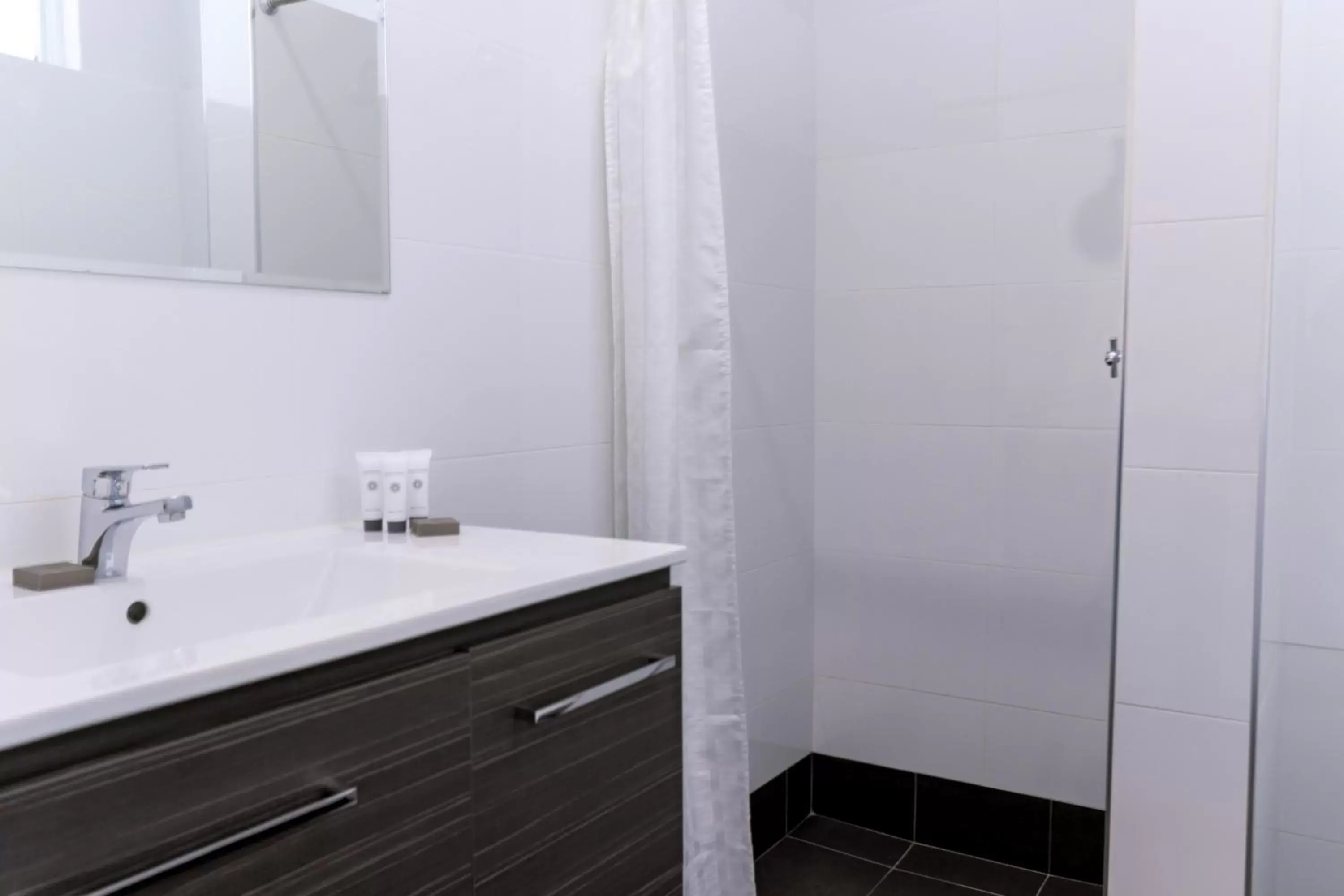 Shower, Bathroom in Manjimup Kingsley Motel