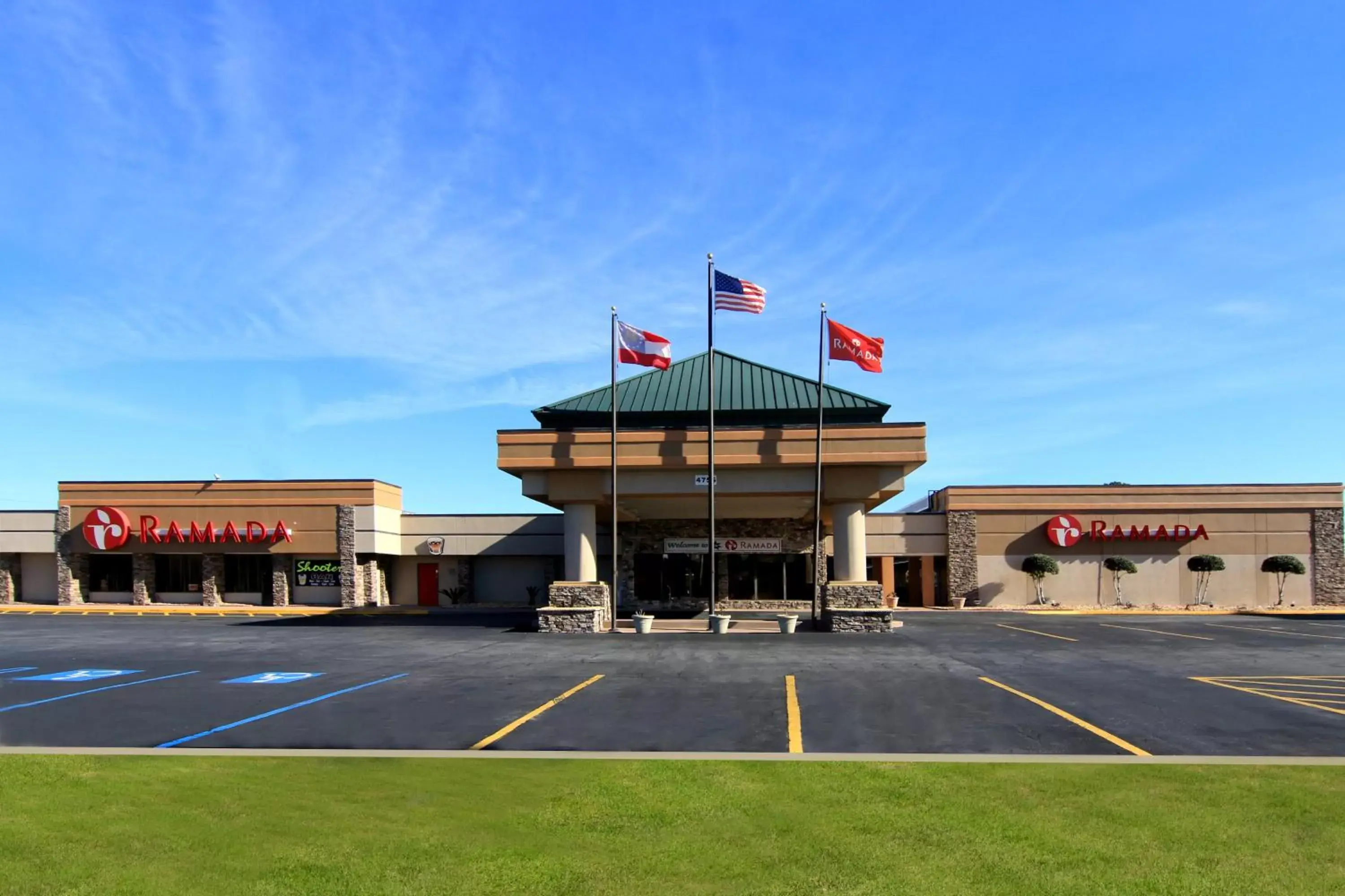 Facade/entrance, Property Building in Ramada by Wyndham Macon