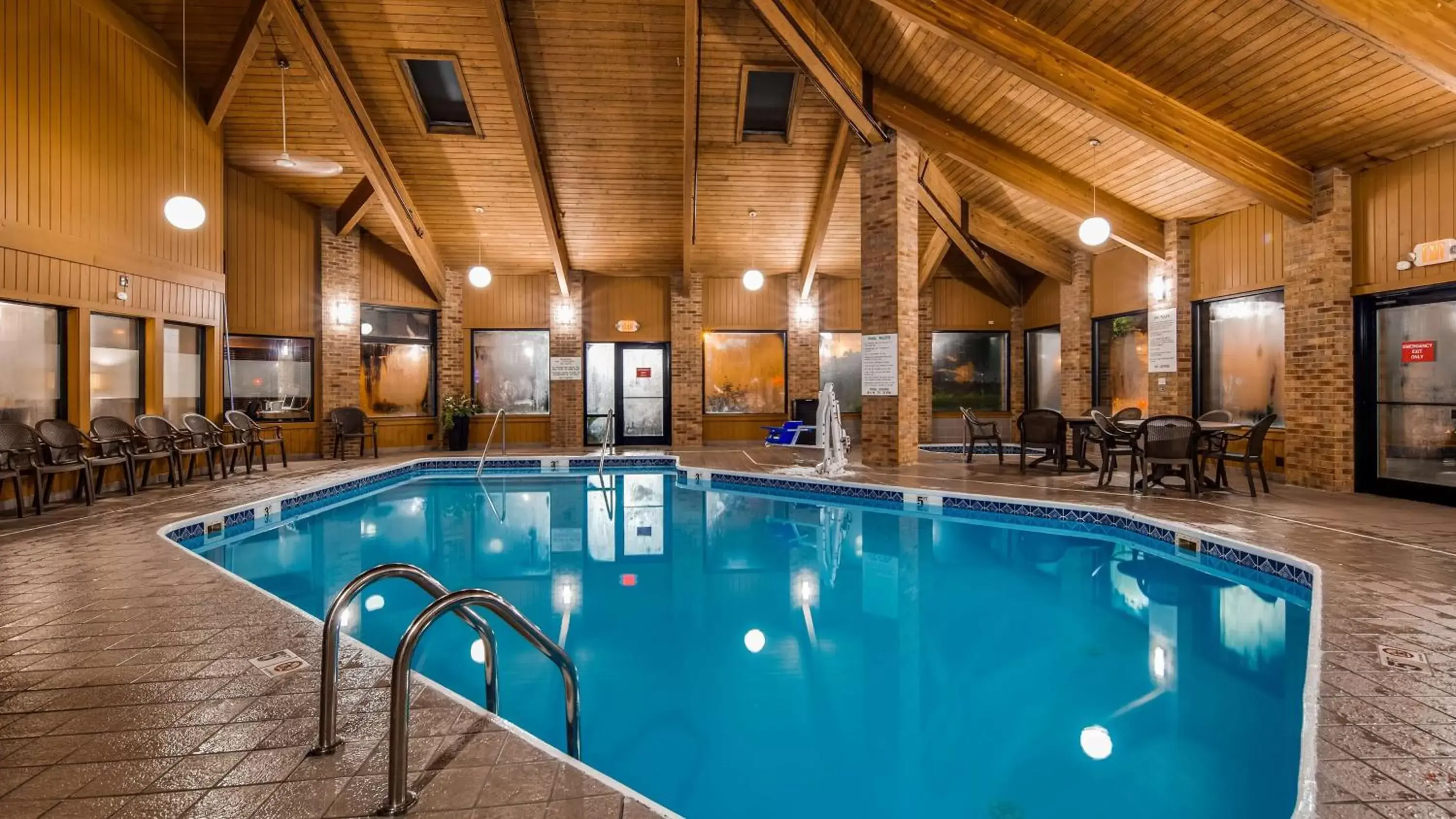 Pool view, Swimming Pool in Best Western Lakewood Inn