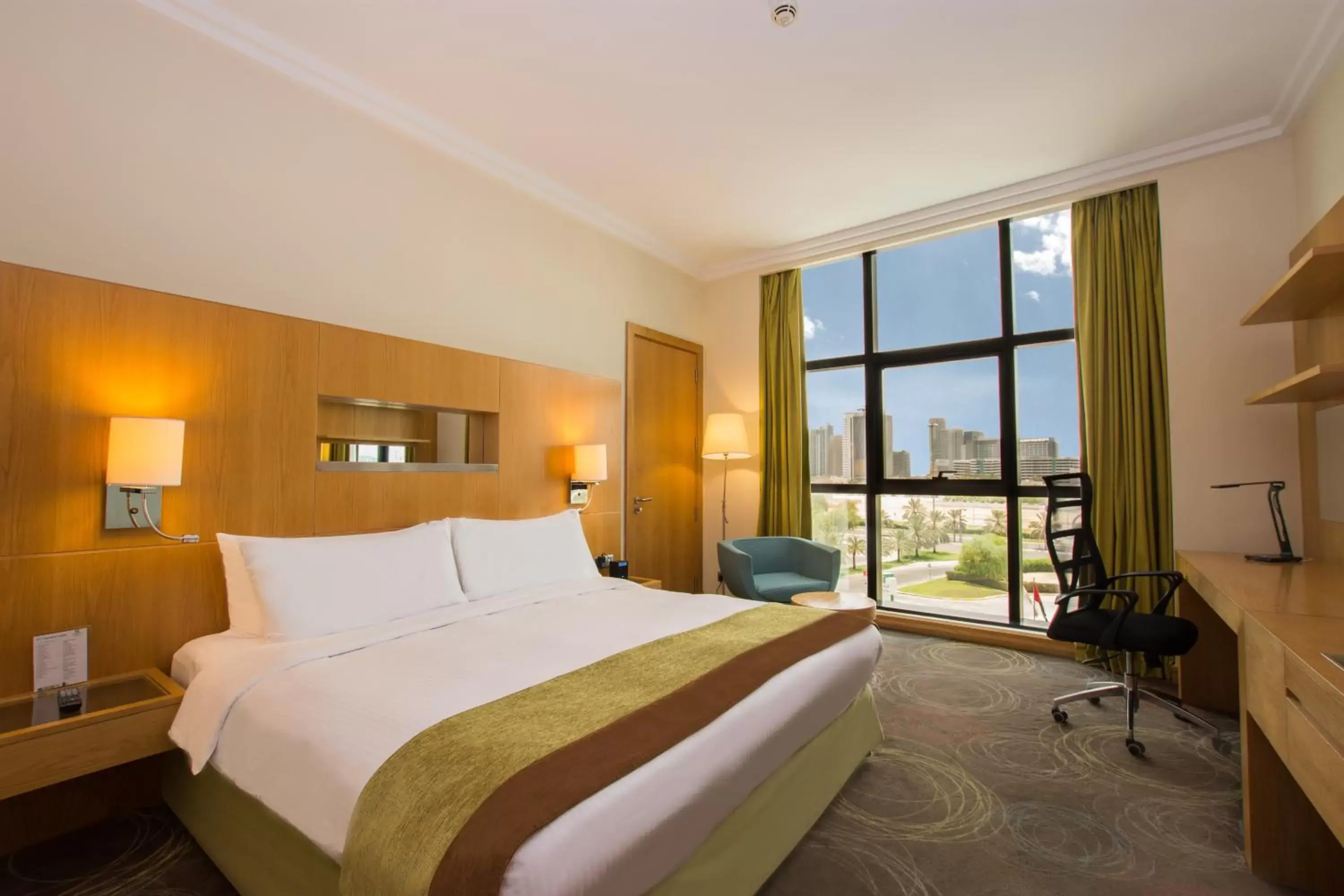 City view, Bed in Holiday Inn Abu Dhabi, an IHG Hotel