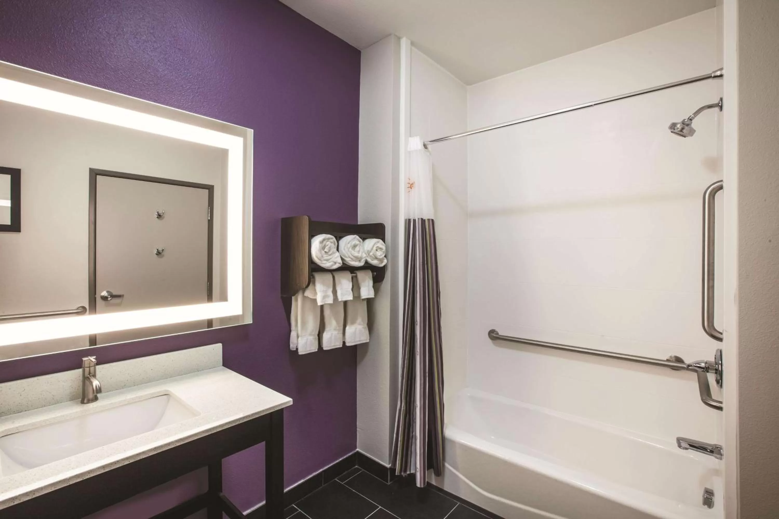 Queen Room with Two Queen Beds and Bath Tub - Mobility/Hearing Accessible - Non-Smoking in La Quinta by Wyndham Lubbock South
