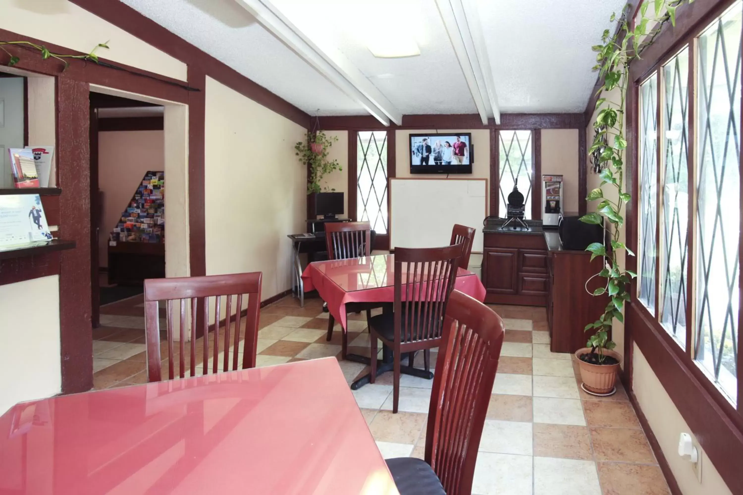 Dining area, Restaurant/Places to Eat in Knights Inn - Battle Creek