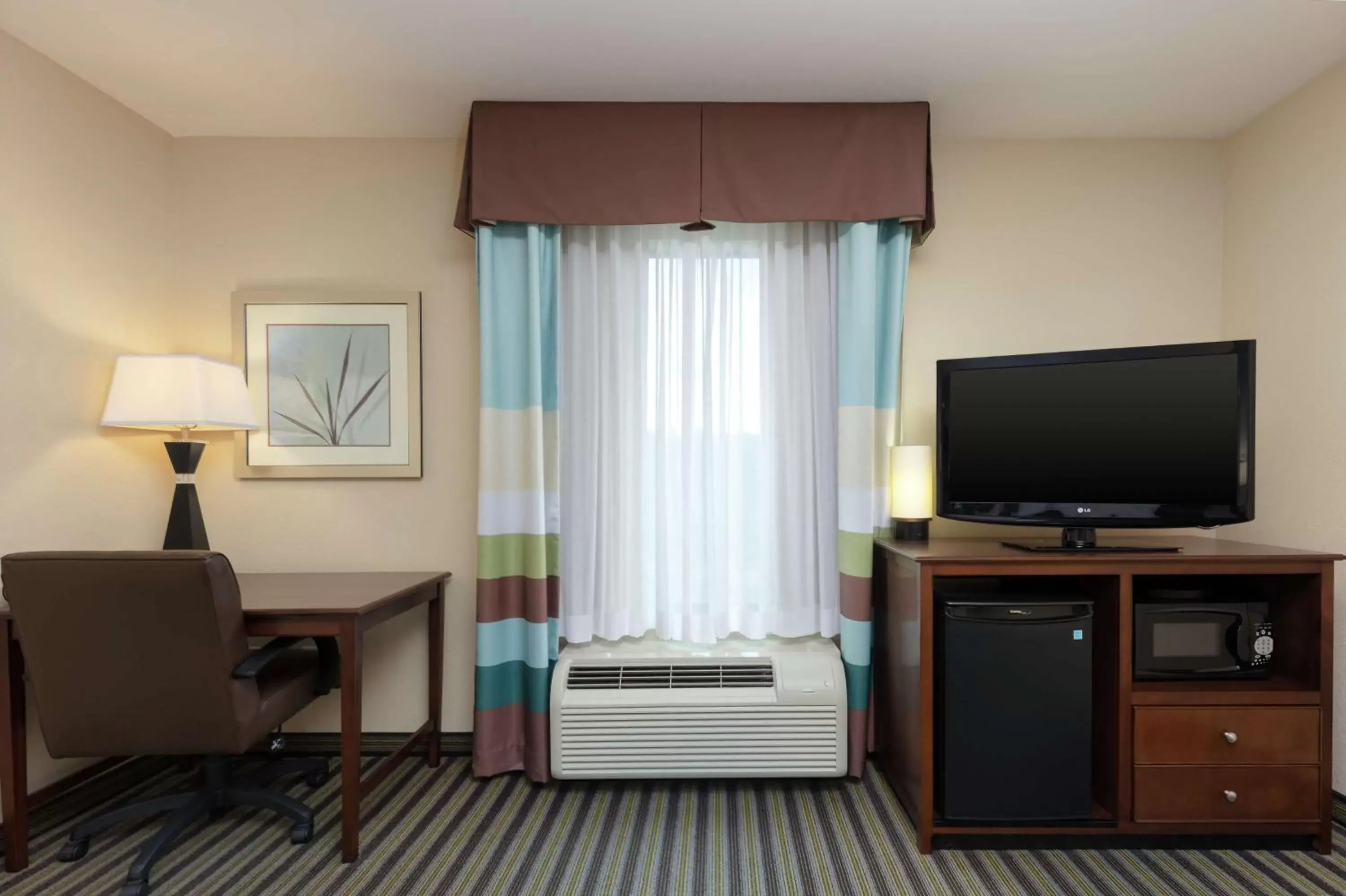Bedroom, TV/Entertainment Center in Hampton Inn and Suites Adairsville/Calhoun Area