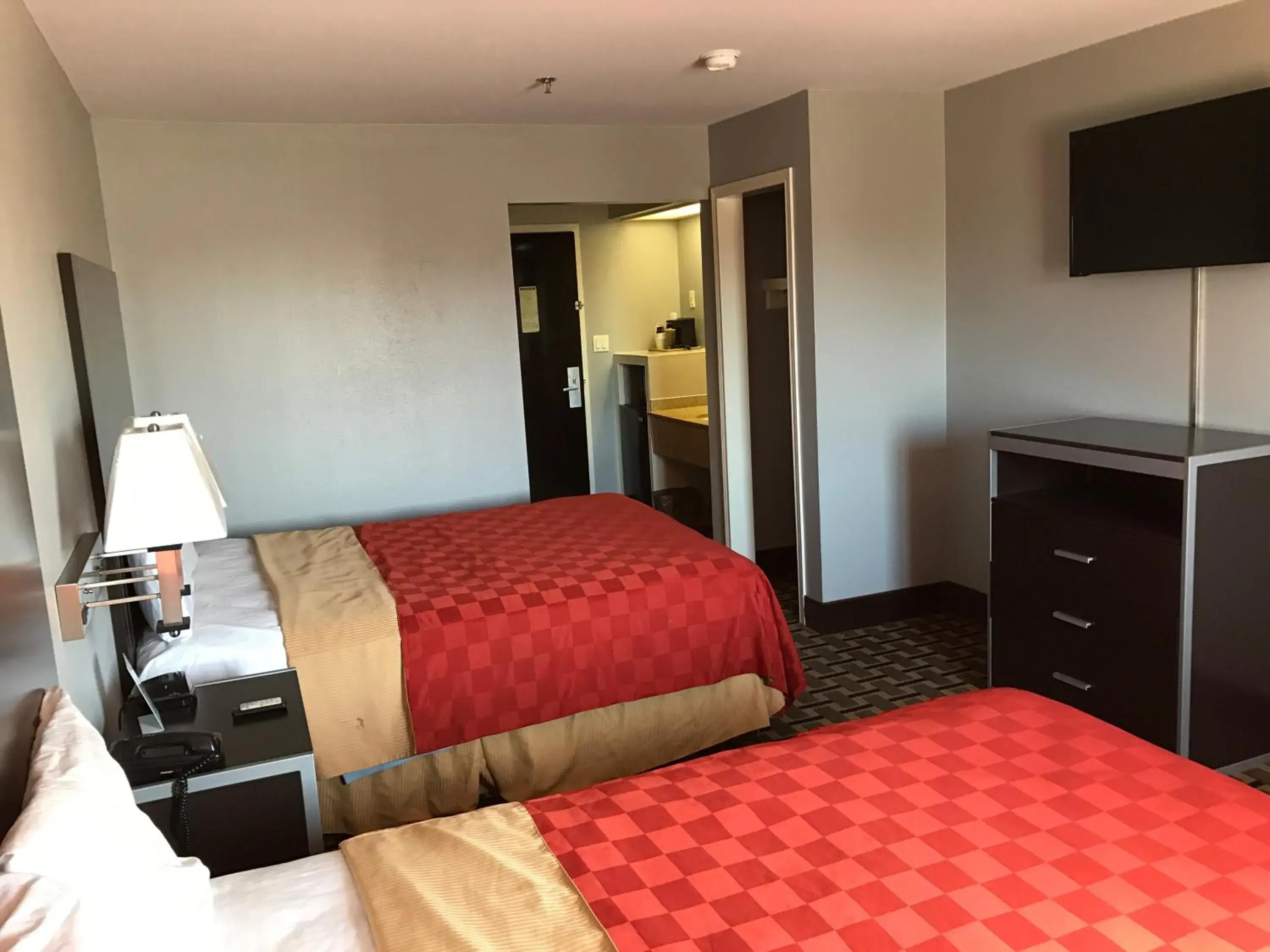 Photo of the whole room, Bed in Express Inn Weslaco/Mercedes