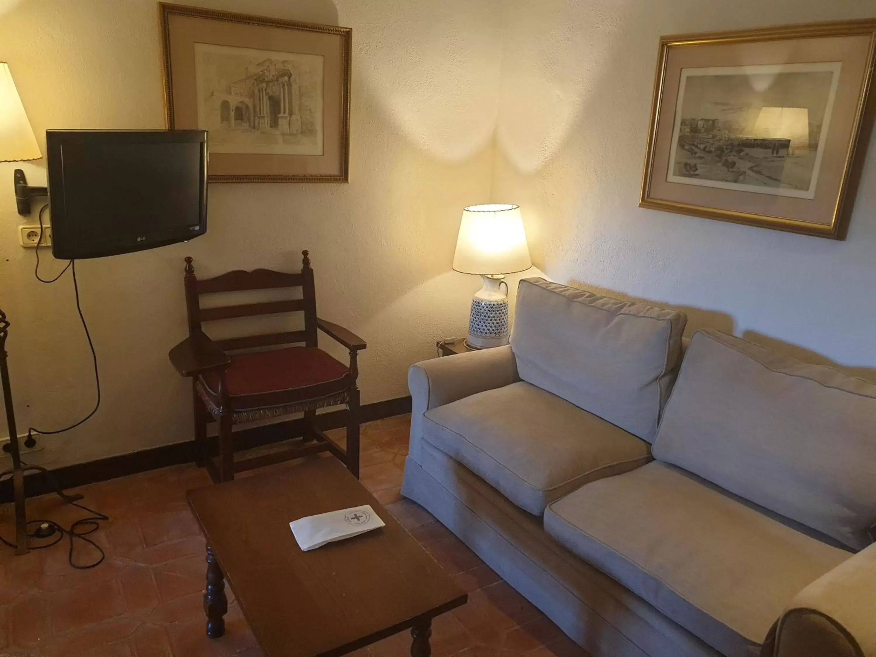 Communal lounge/ TV room, Seating Area in Parador de Plasencia