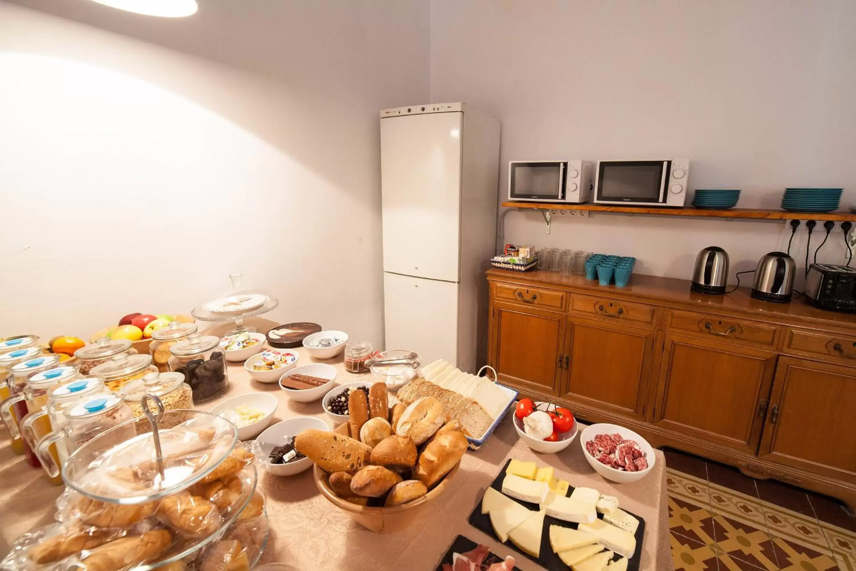 Property building, Breakfast in Bed in Girona