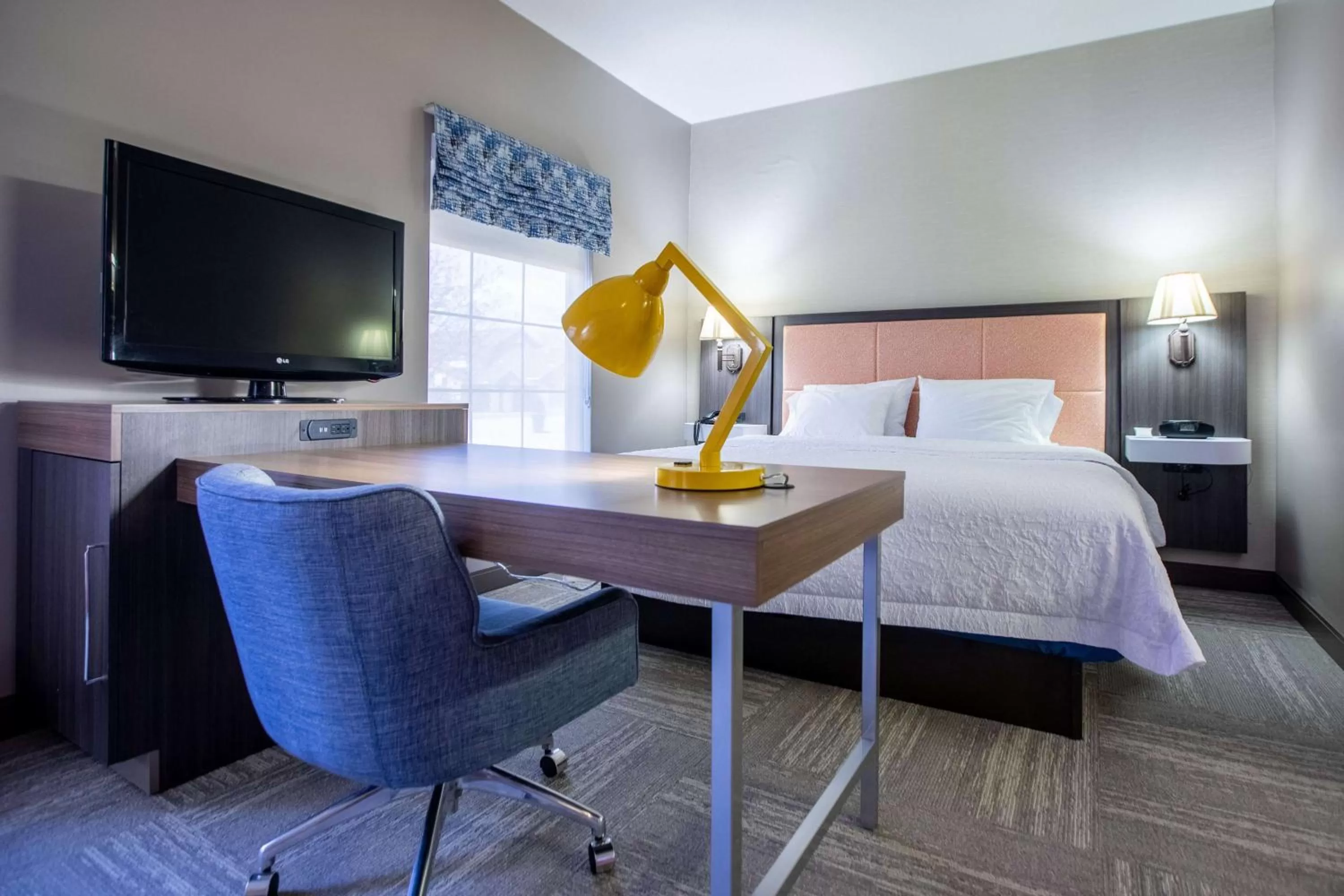 Bedroom, Bed in Hampton Inn Hadley-Amherst Area