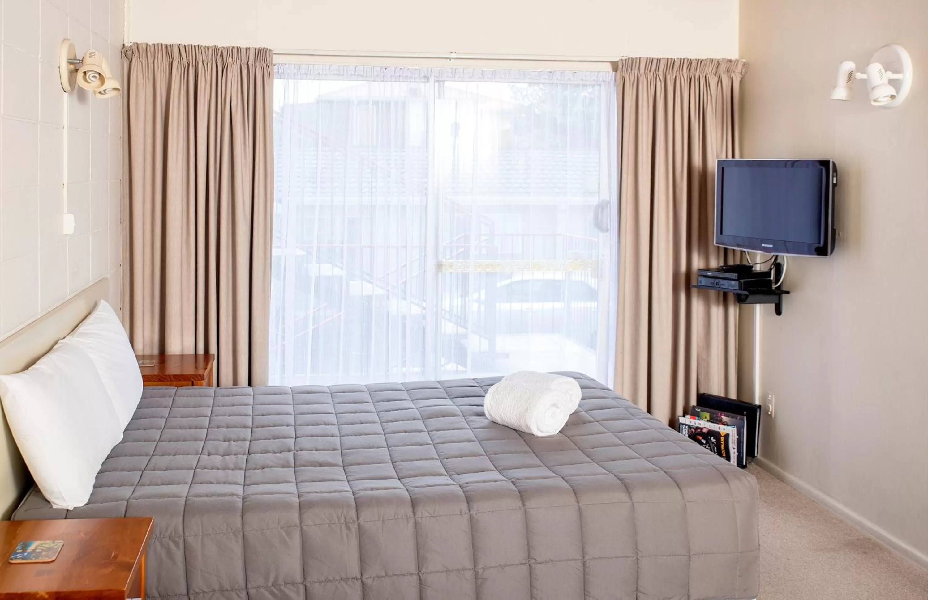 Bedroom, Bed in Tourist Court Motel