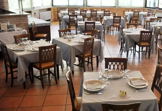 Restaurant/places to eat in Hotel Holiday