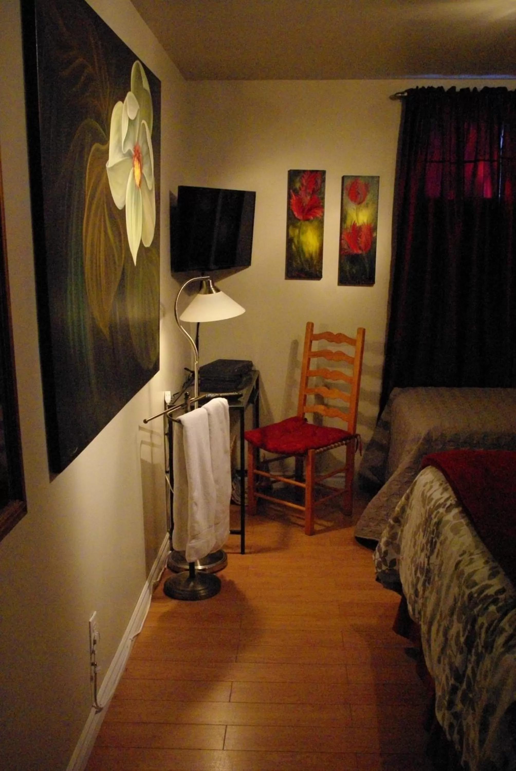 Photo of the whole room in Atelier Galerie Anne Drouin Peinture & Pension