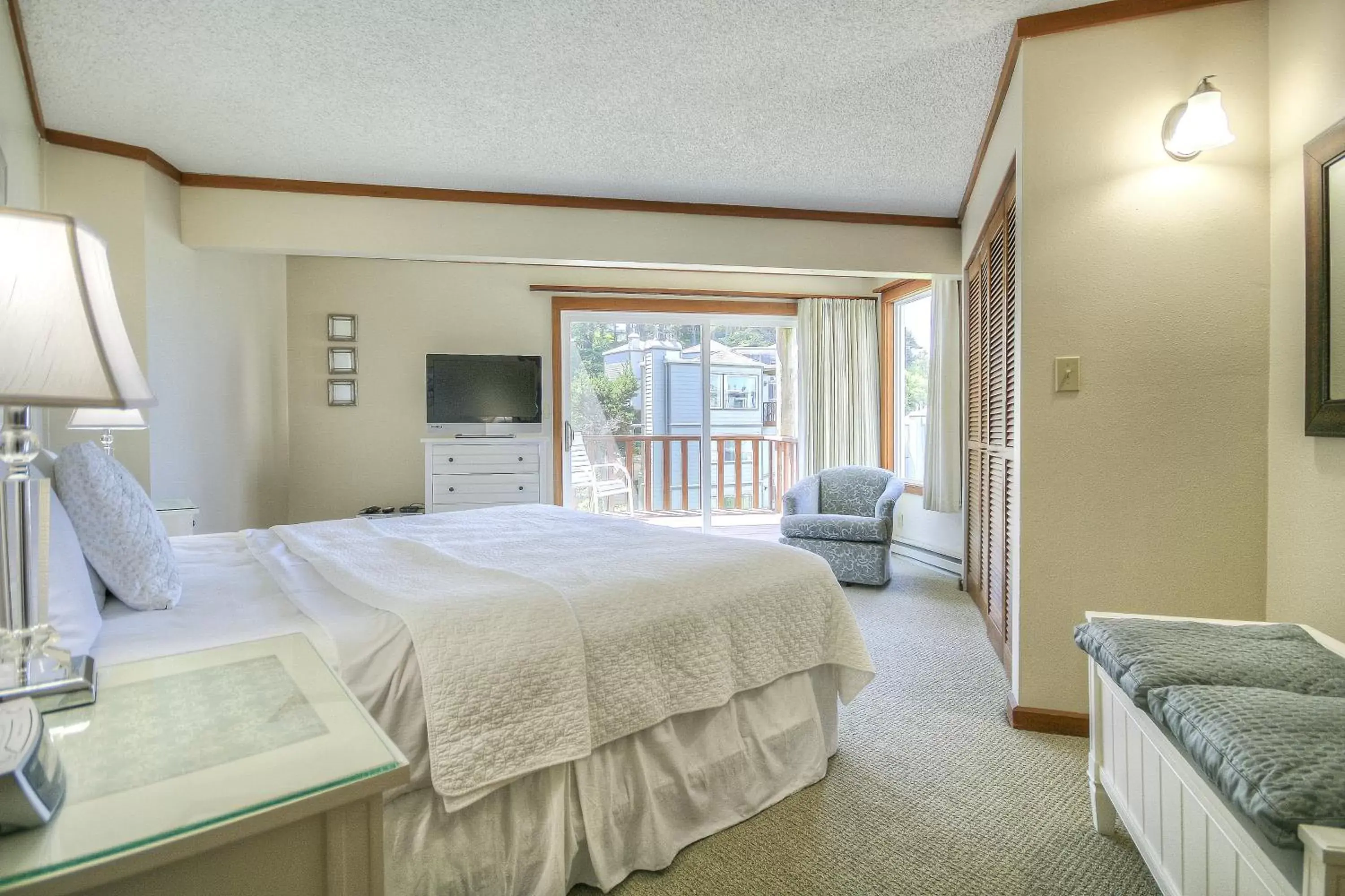 Garden view, Bed in Little Creek Cove Beach Resort