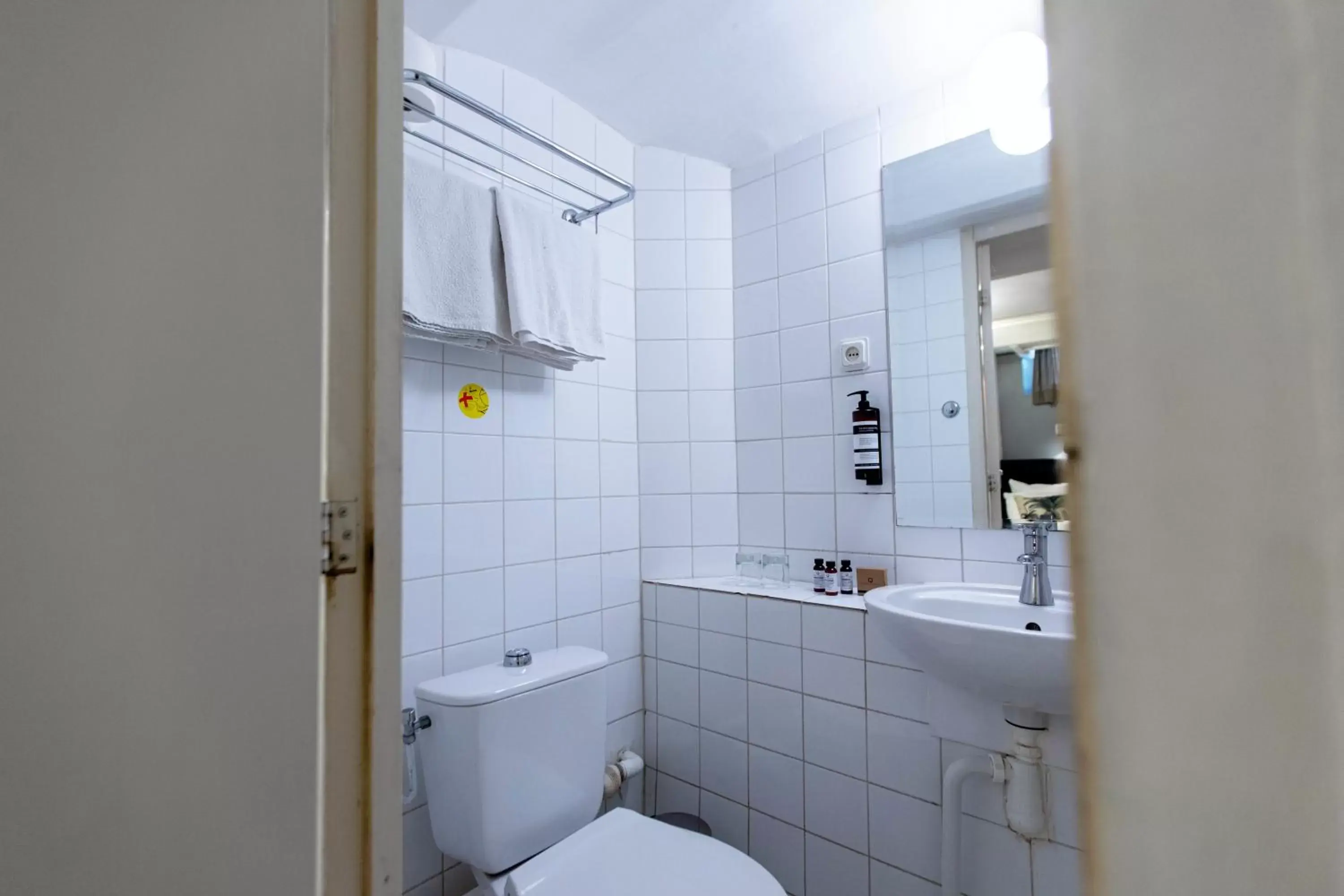 Toilet, Bathroom in Quentin England Hotel