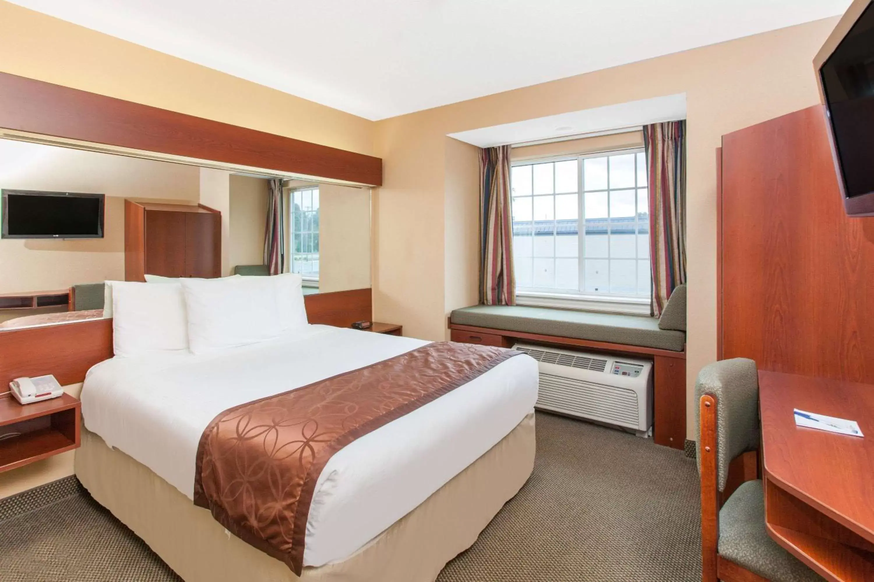 Photo of the whole room, Bed in Microtel Inn by Wyndham Rogers