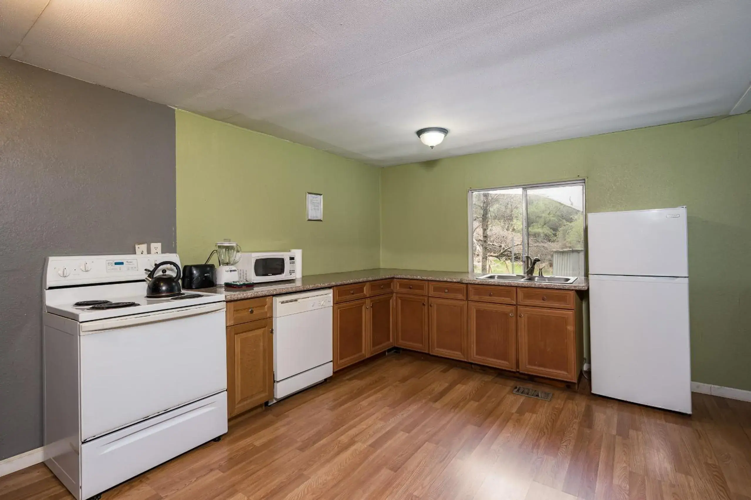 Kitchen/Kitchenette in Mountain Trail Lodge and Vacation Rentals