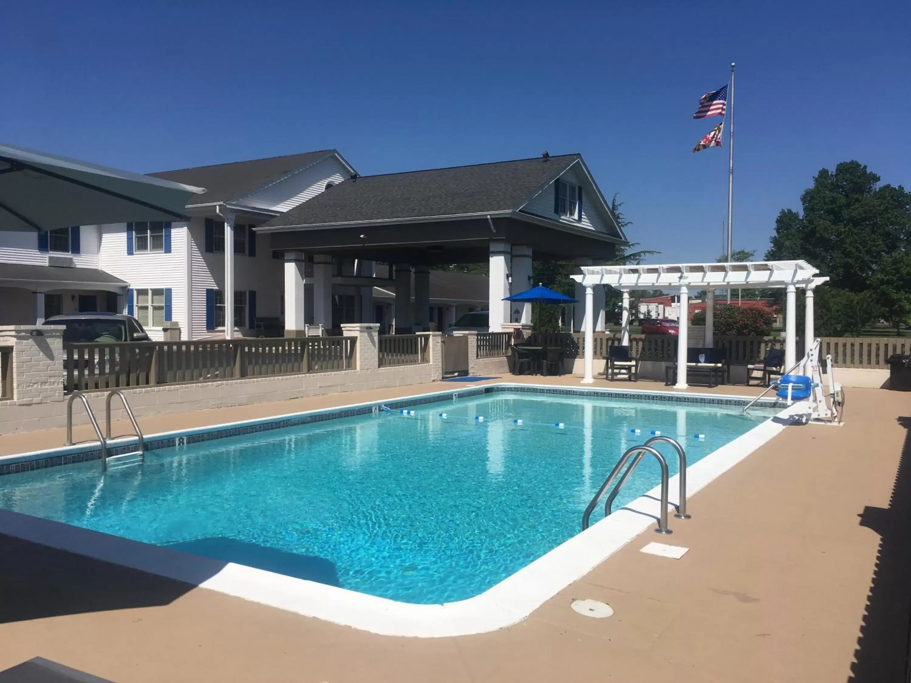 Pool view, Property Building in St. Michaels Inn