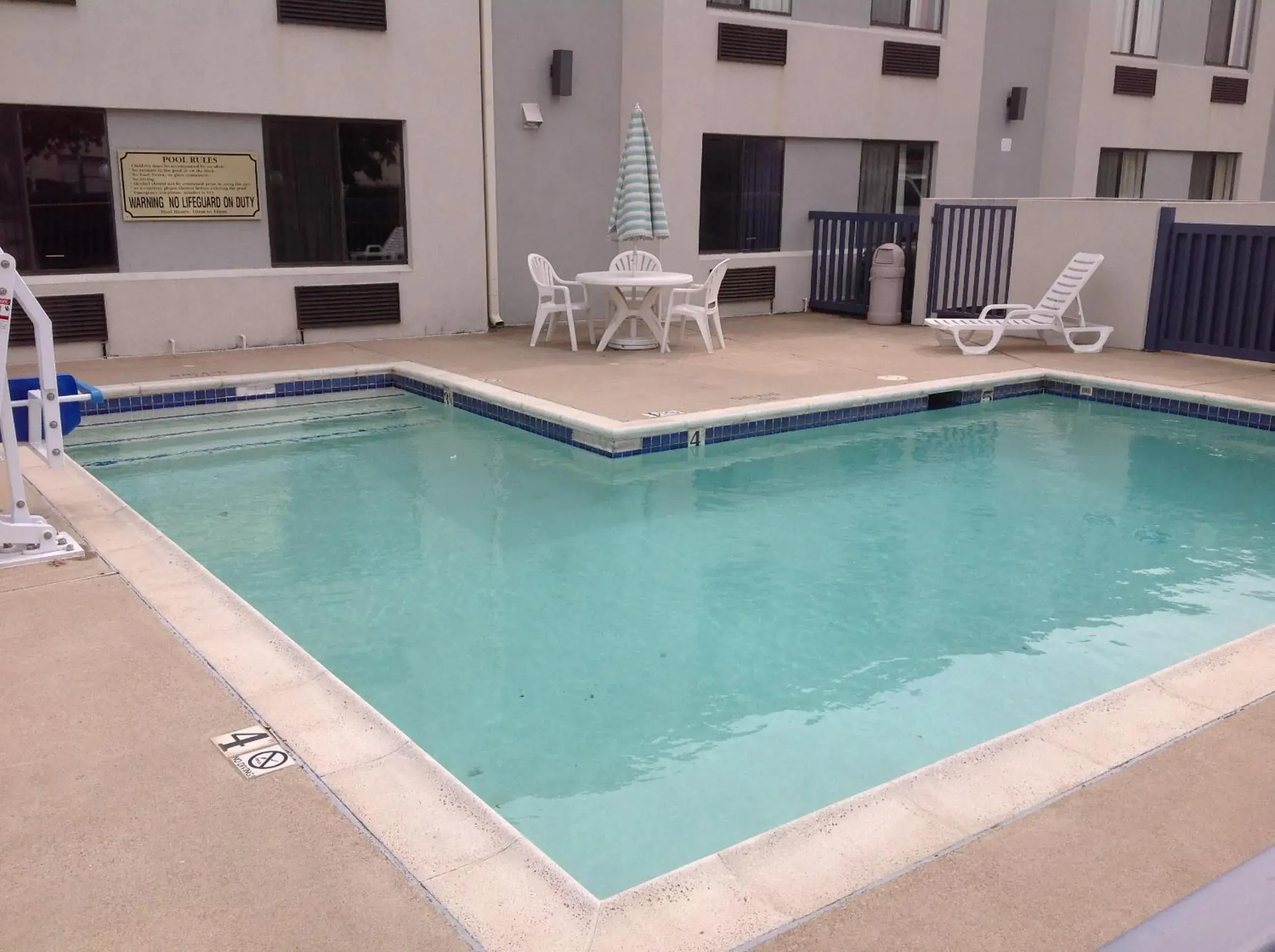 Swimming Pool in Motel 6 Dallas, TX - Northeast