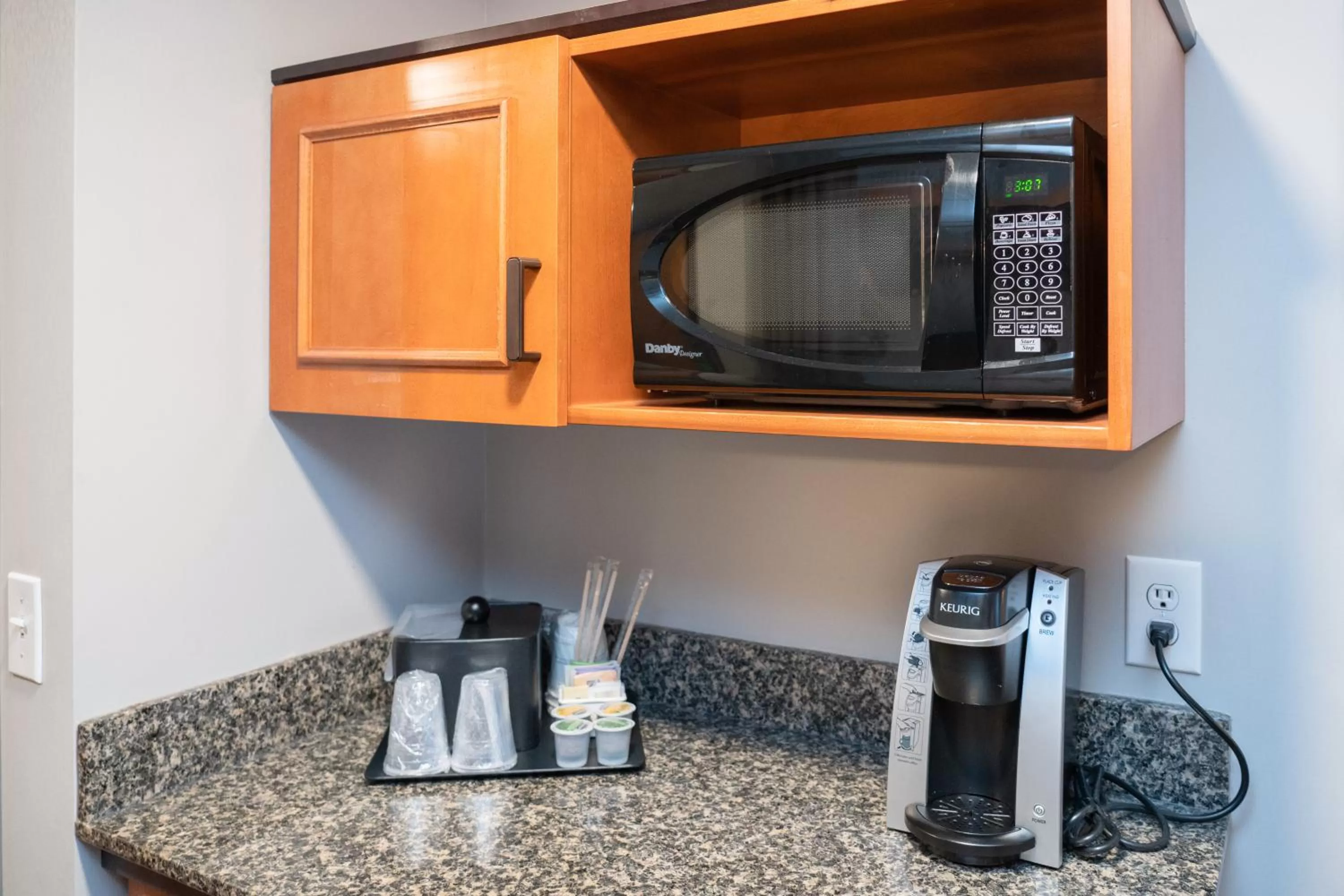 Coffee/tea facilities in Pocaterra Inn & Waterslide