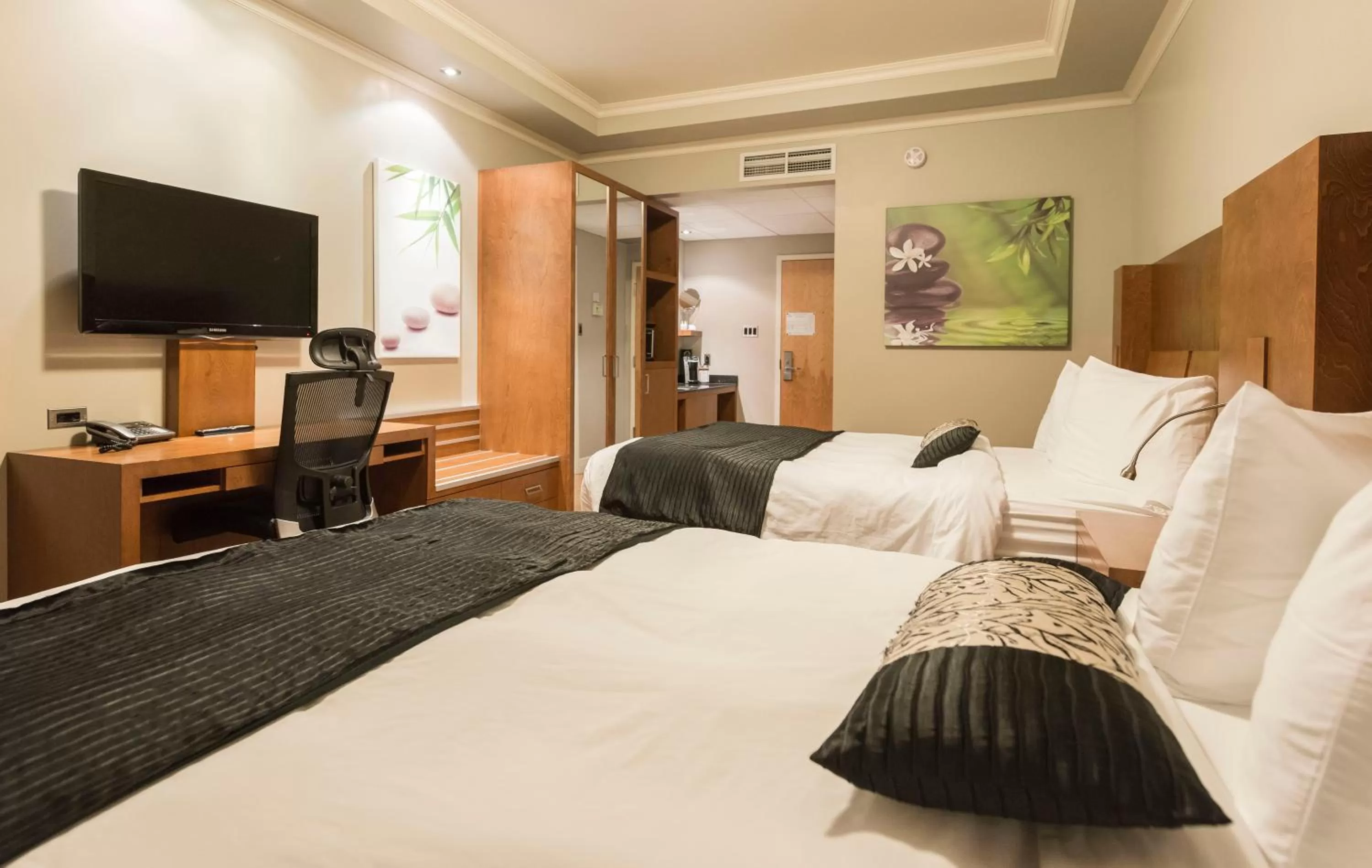 Photo of the whole room, Bed in Hotel & Suites Le Dauphin Drummondville