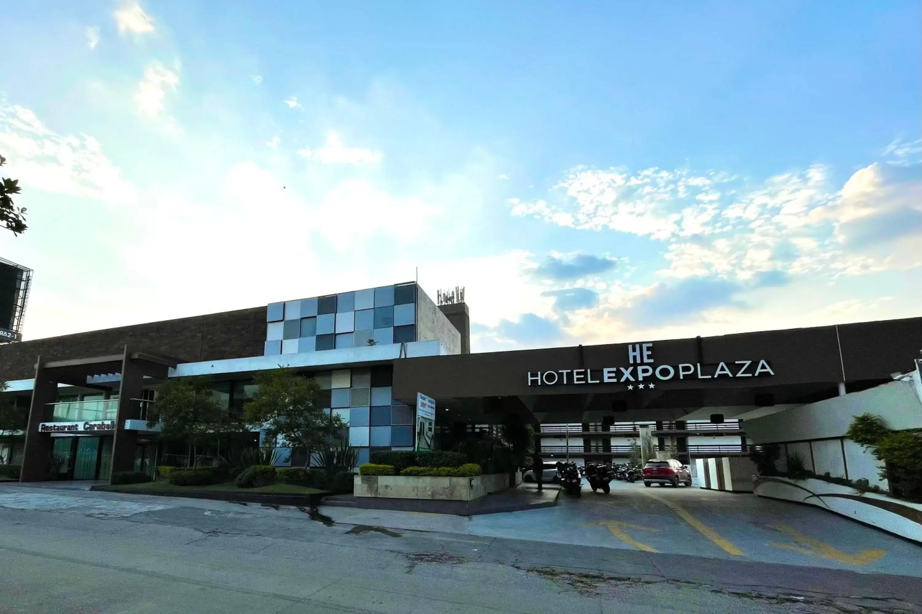Facade/entrance, Property Building in Hotel Expo Plaza
