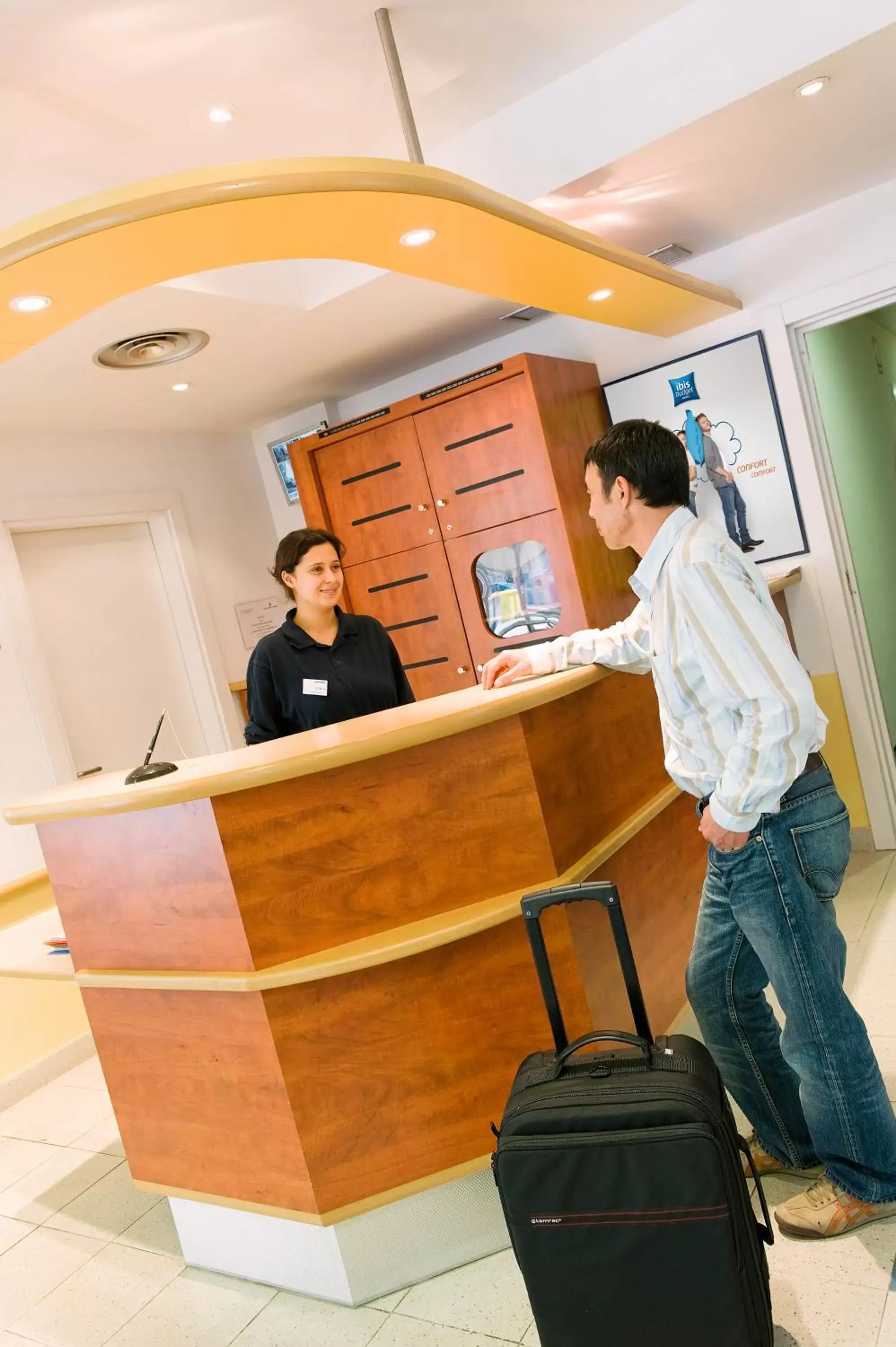 People, Lobby/Reception in Ibis Budget Villefranche