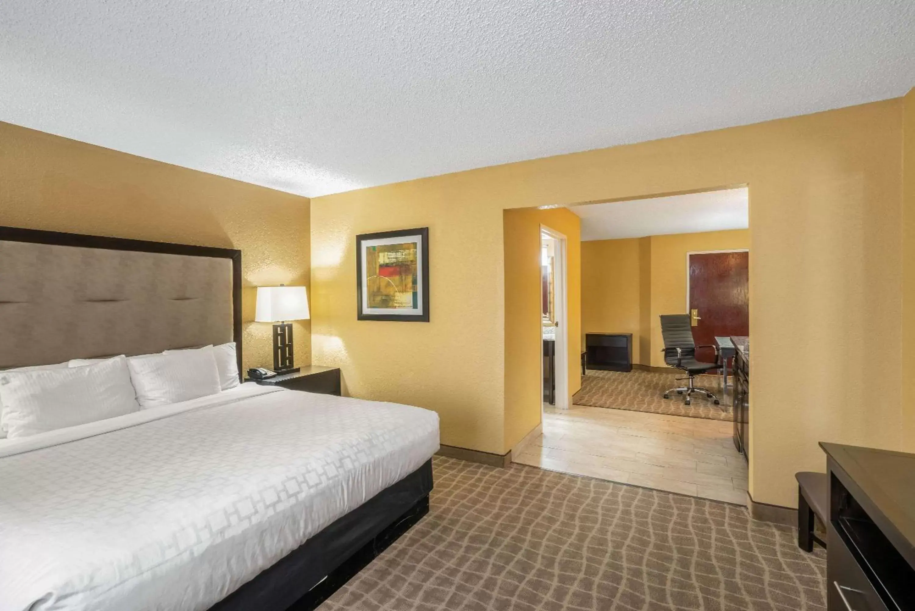 Photo of the whole room, Bed in La Quinta Inn & Suites by Wyndham Hot Springs