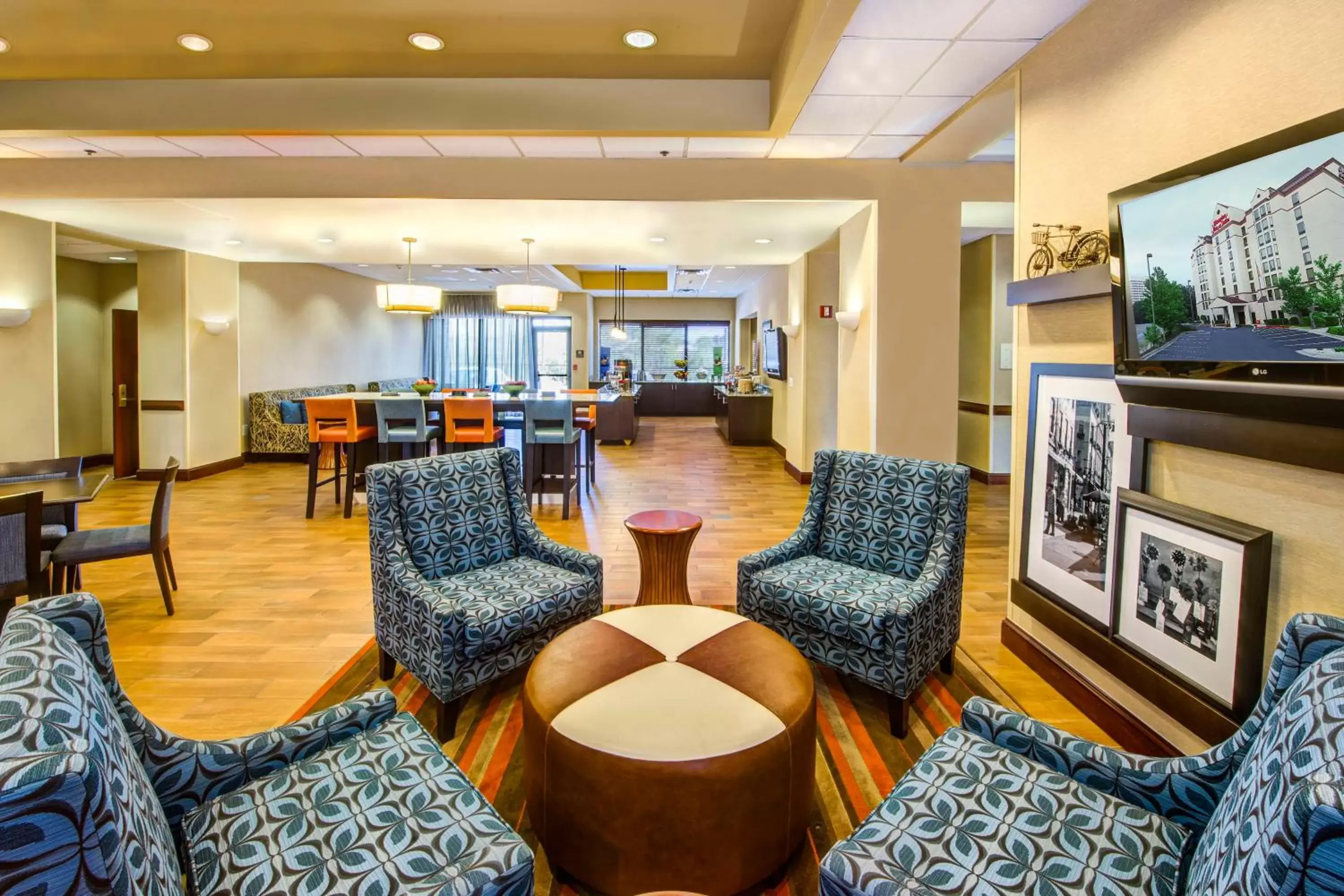 Lobby or reception, Lounge/Bar in Hampton Inn & Suites Atlanta-Galleria