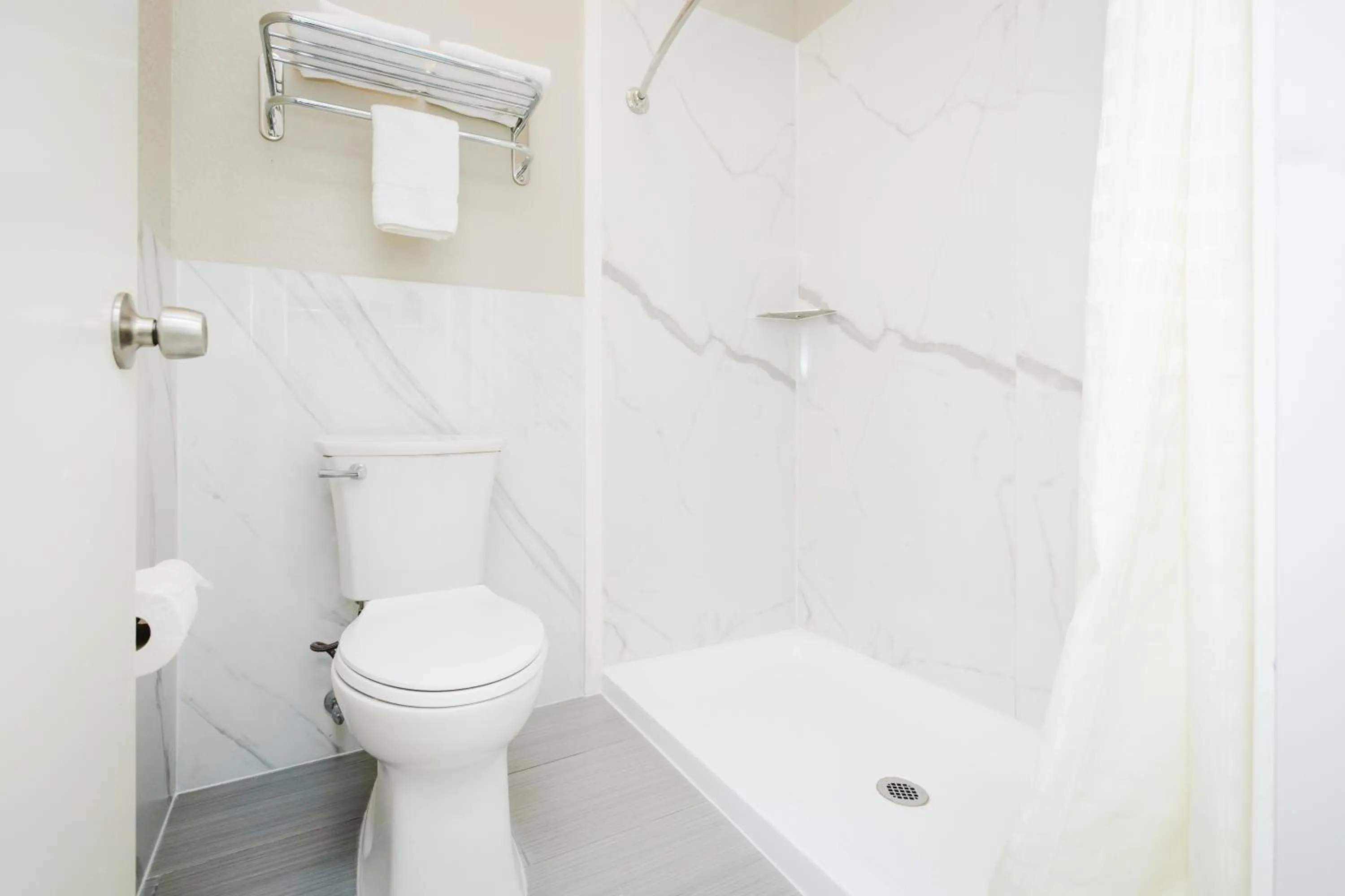 Shower in Winchester Inn and Suites Humble/IAH/North Houston