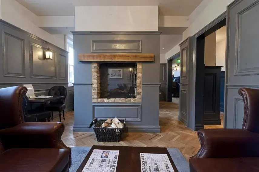 Restaurant/places to eat, Seating Area in The Golden Hope Wetherspoon