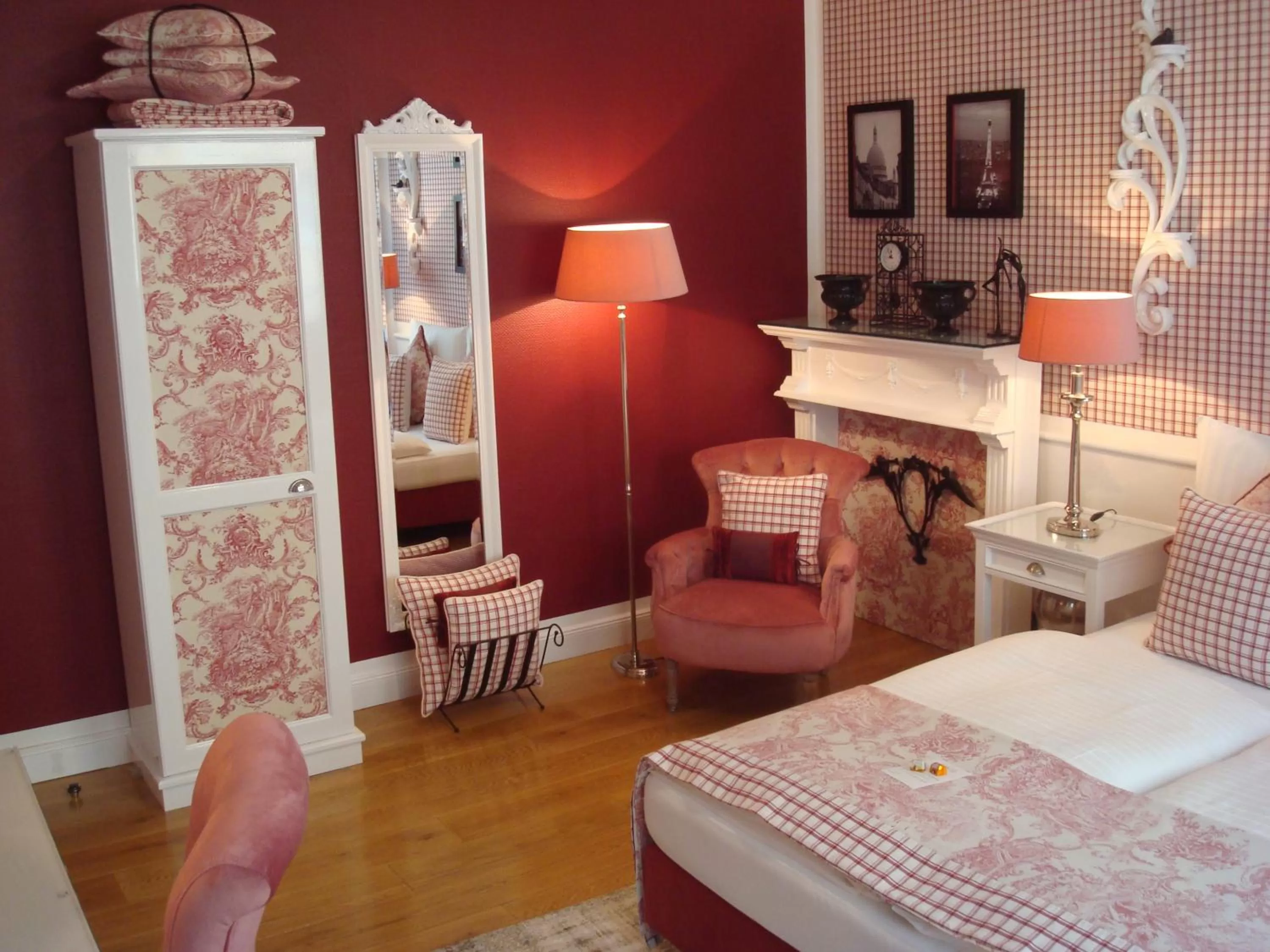 Photo of the whole room, Bed in Hotel Sir & Lady Astor