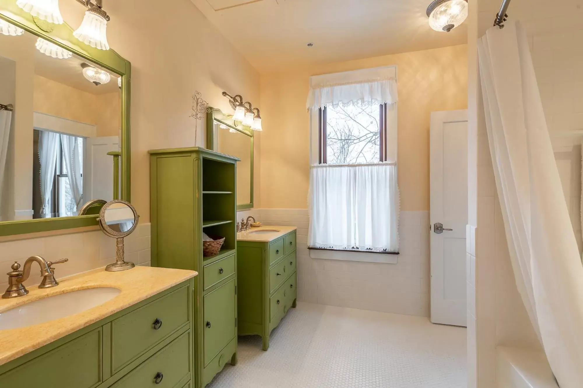 Bathroom in Steele Mansion Inn & Gathering Hub