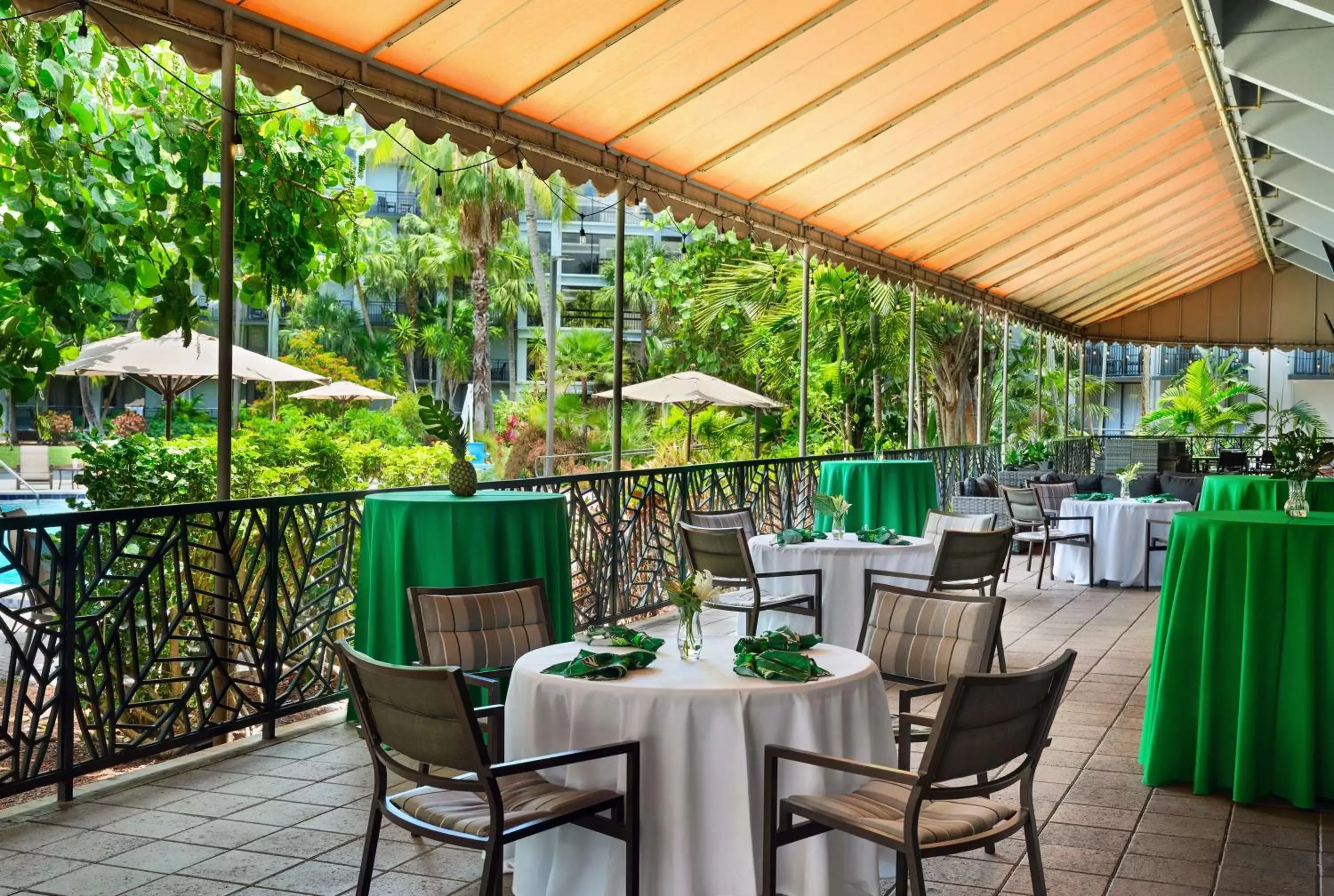 Dining area, Restaurant/Places to Eat in DoubleTree by Hilton Palm Beach Gardens